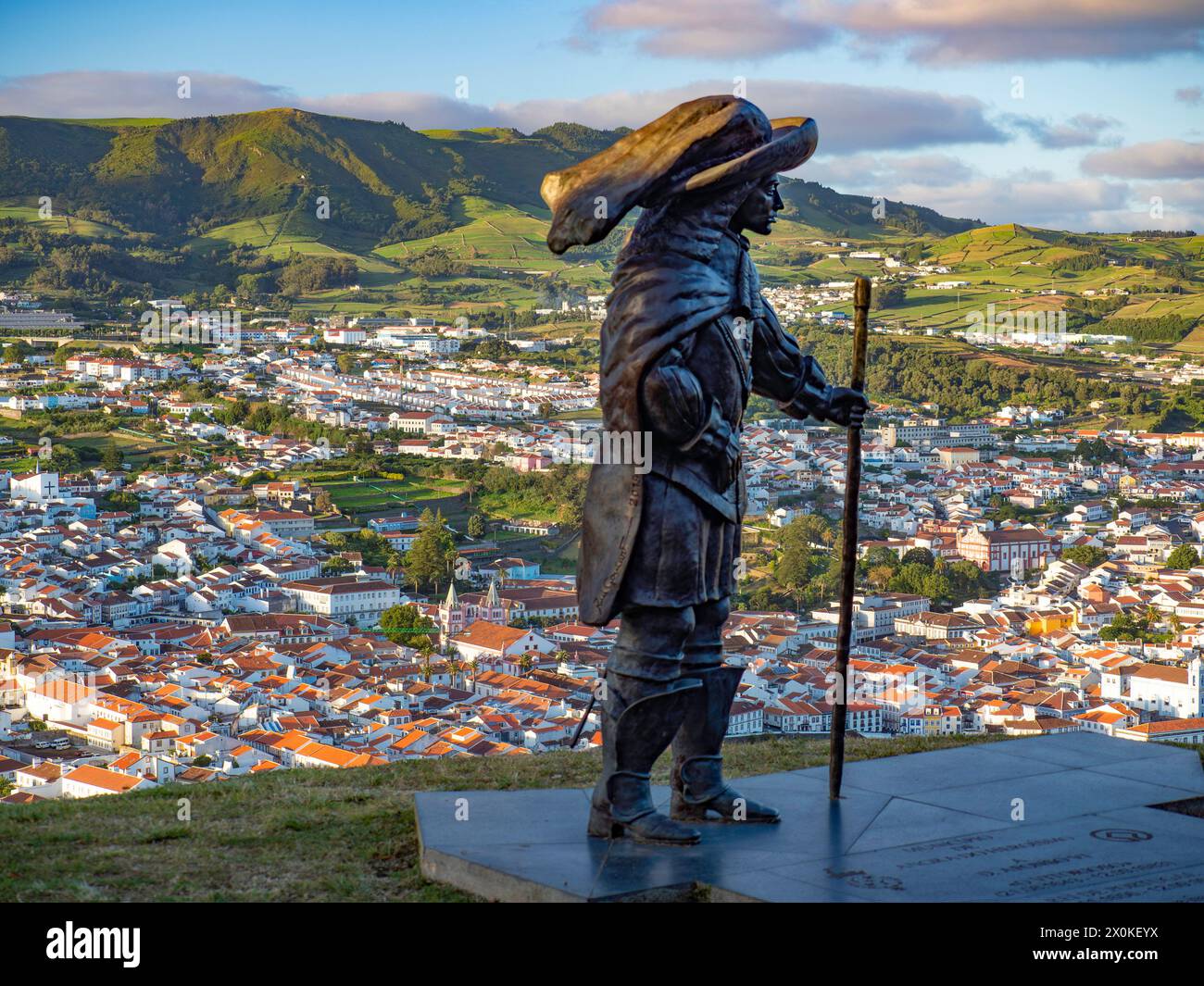 Città di Angra do Heroismo, Azzorre, statua di D. Afonso vi secondo re del Portogallo, Terceira, vista dal Monte Brasil, isola, arcipelago dell'Oceano Atlantico Foto Stock