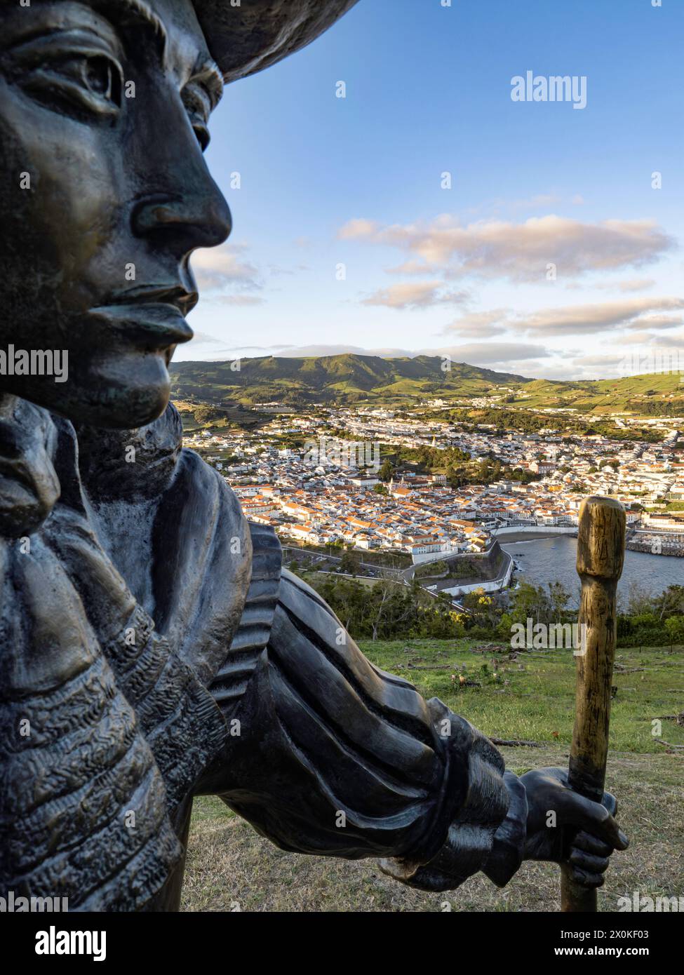 Città di Angra do Heroismo, Azzorre, statua di D. Afonso vi secondo re del Portogallo, Terceira, vista dal Monte Brasil, isola, arcipelago dell'Oceano Atlantico Foto Stock
