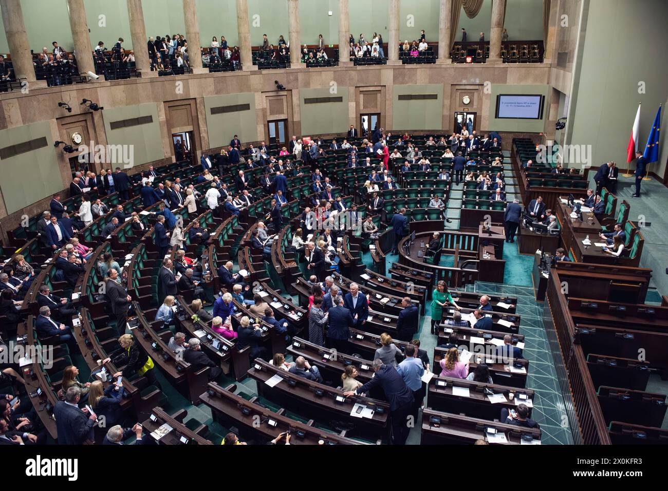 I membri del parlamento polacco hanno espresso il loro voto durante la votazione della legge sull'aborto. I legislatori polacchi della camera bassa (Sejm) del parlamento hanno votato a favore dell'invio di tutte e quattro le diverse proposte di legge sull'aborto a una commissione speciale. Due dei progetti di legge mirano a legalizzare l'aborto fino alla dodicesima settimana di gravidanza e un altro si concentra sulla depenalizzazione. La quarta, introdotta dall'alleanza conservatrice Third Way, cerca un ritorno alle severe leggi del 1993. Marta Lempart, leader dell'organizzazione di sciopero delle donne (Strajk Kobiet), apparve anche nel Sejm, insieme all'aborto a Foto Stock