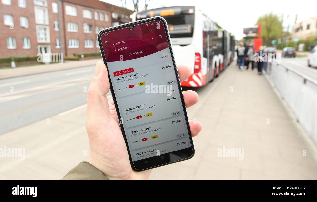 Auf einem smartphone ist die App vom Hamburger Verkehrsverbund hvv switch geöffnet. Simbolo/simbolo foto. Hoheluft Hamburg *** l'app dell'interruttore hvv dell'associazione dei trasporti di Amburgo è aperta su uno smartphone immagine simbolo foto simbolo Hoheluft Hamburg Foto Stock