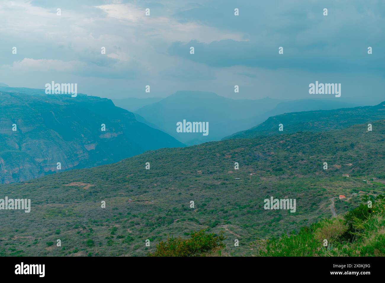 paesaggio del canyon chicamocha nel dipartimento di santander colombia nella stagione delle piogge Foto Stock