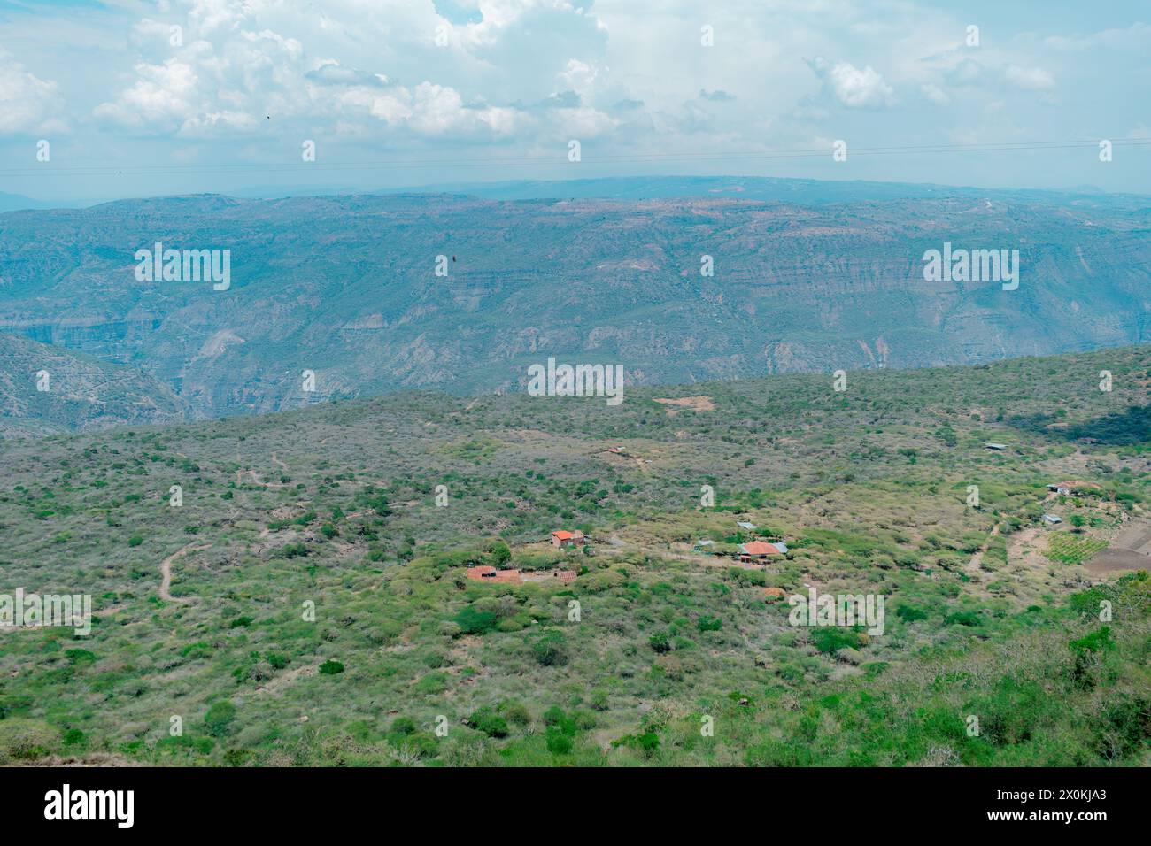 paesaggio in una giornata di sole del canyon chicamocha a santander, colombia, nella stagione delle piogge Foto Stock