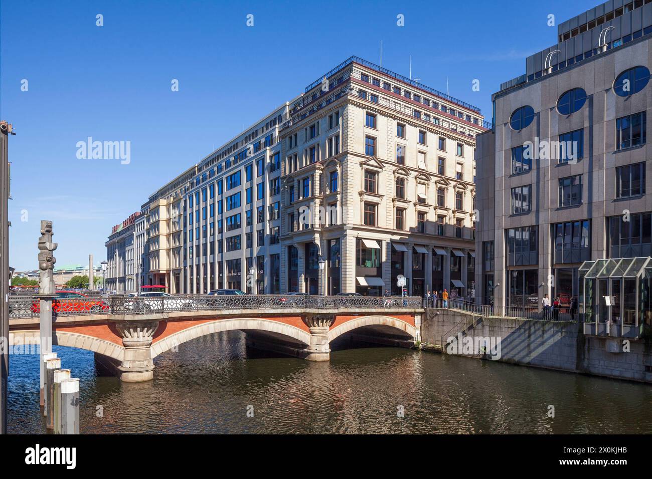 Adolphsbrücke ed edifici commerciali sulla Kleine Alster, Amburgo, Germania, Europa Foto Stock