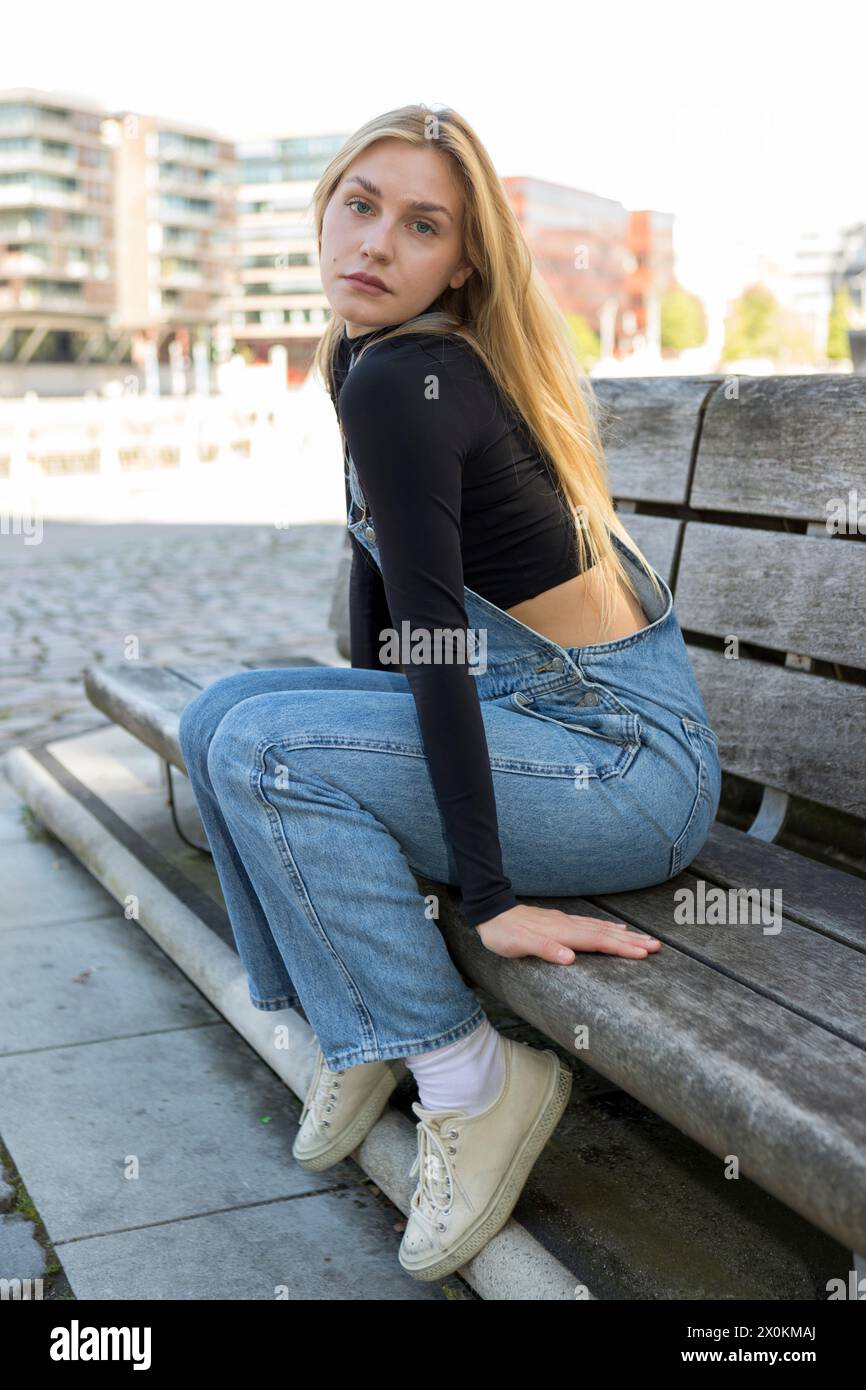 Giovane donna seduta. Foto Stock
