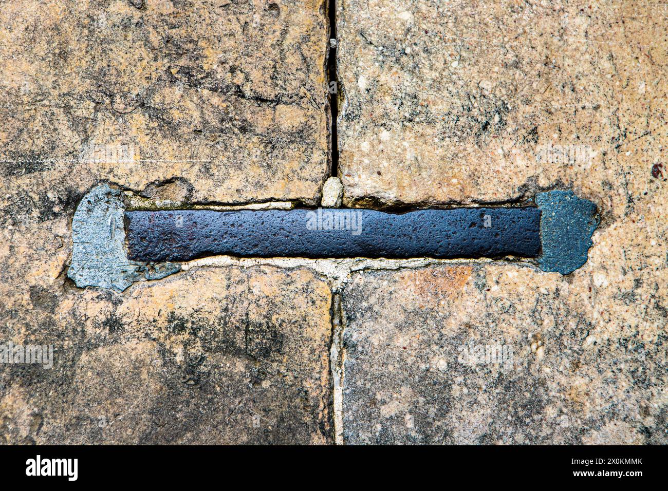Blocchi di pietra di un edificio storico collegato con rivetti metallici, Salisburgo, Austria. Foto Stock