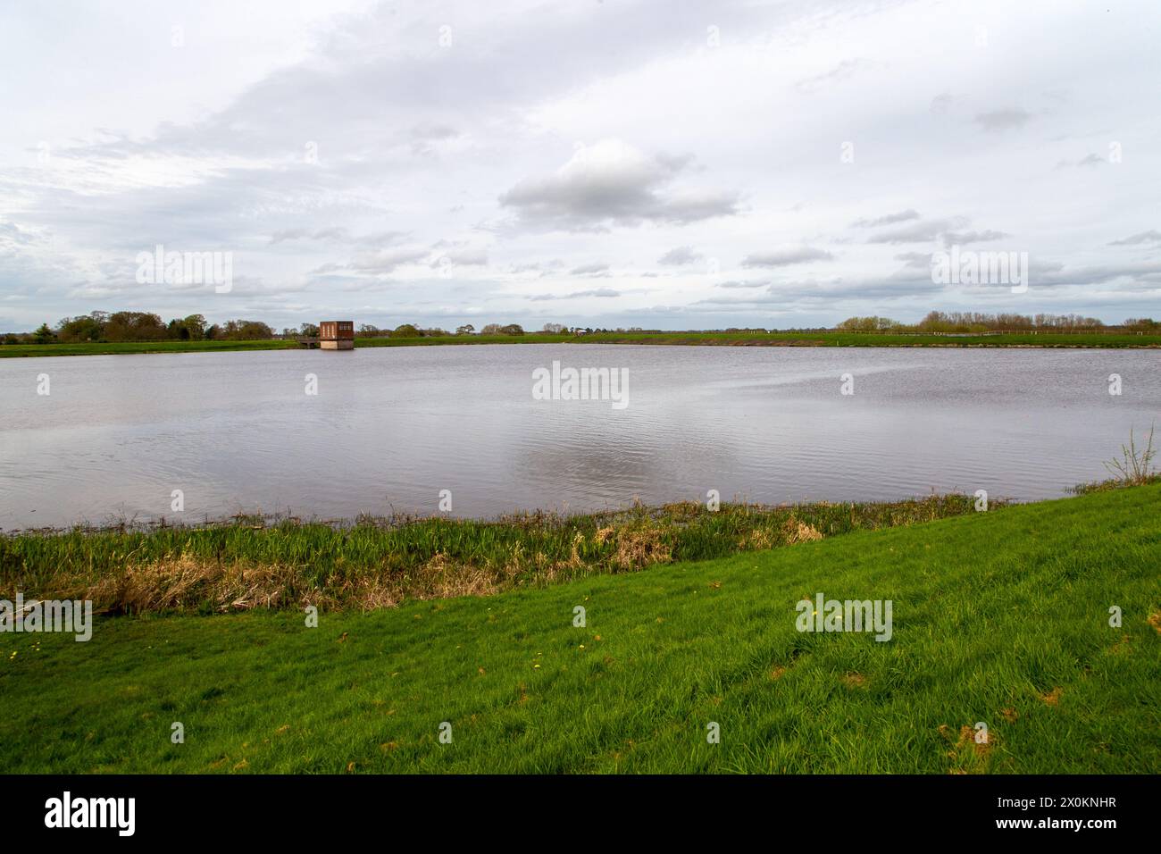 Il bacino idrico di Hurleston vicino a Nantwich Cheshire prende il suo rifornimento dal canale Llangollen per fornire acqua potabile all'area di Crewe e Nantwich Foto Stock