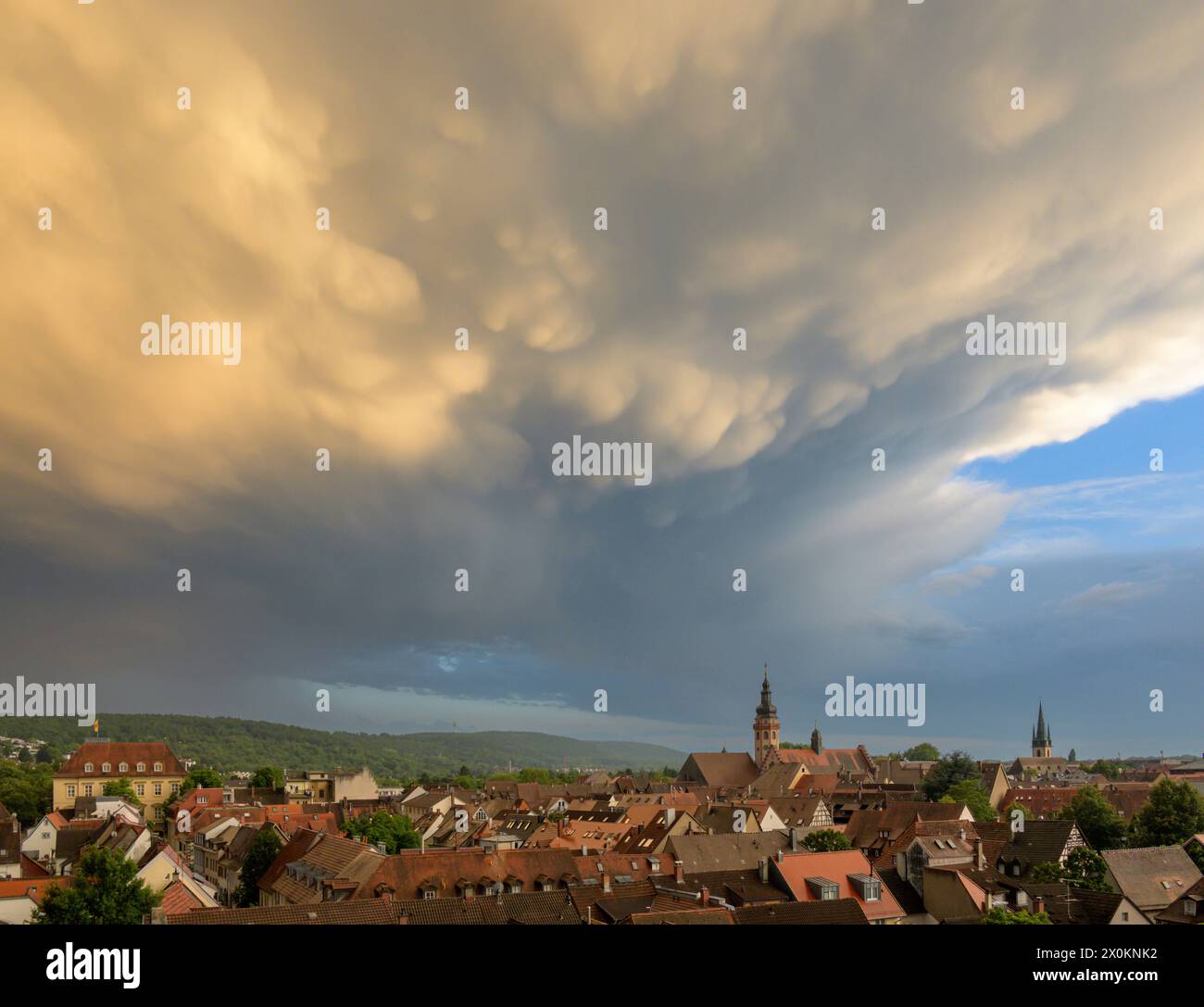 Germania, Baden-Württemberg, Durlach, nuvole minacciose sulla città. Foto Stock