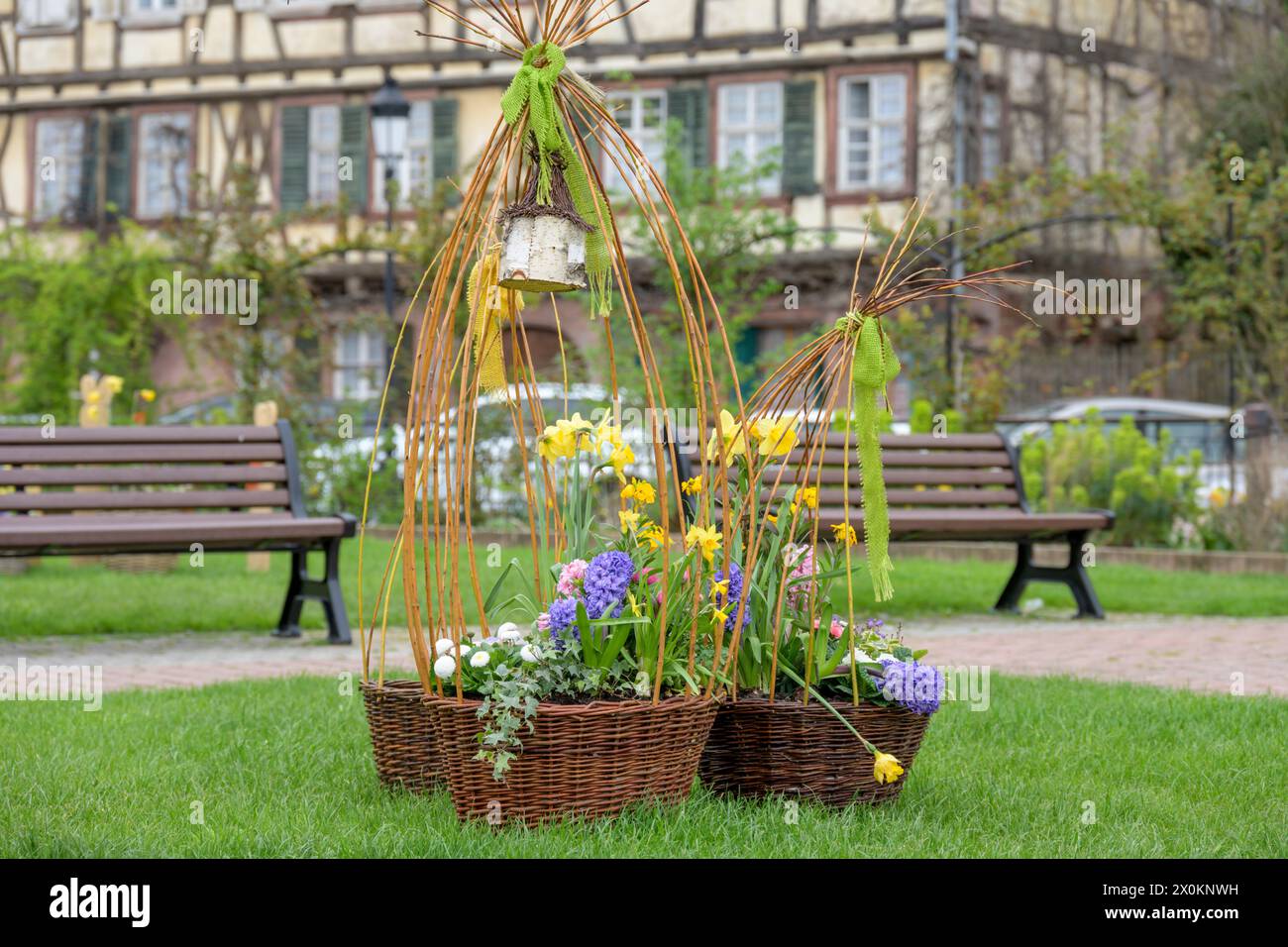 Francia, Alsazia, Wissembourg, decorazione pasquale in città. Foto Stock