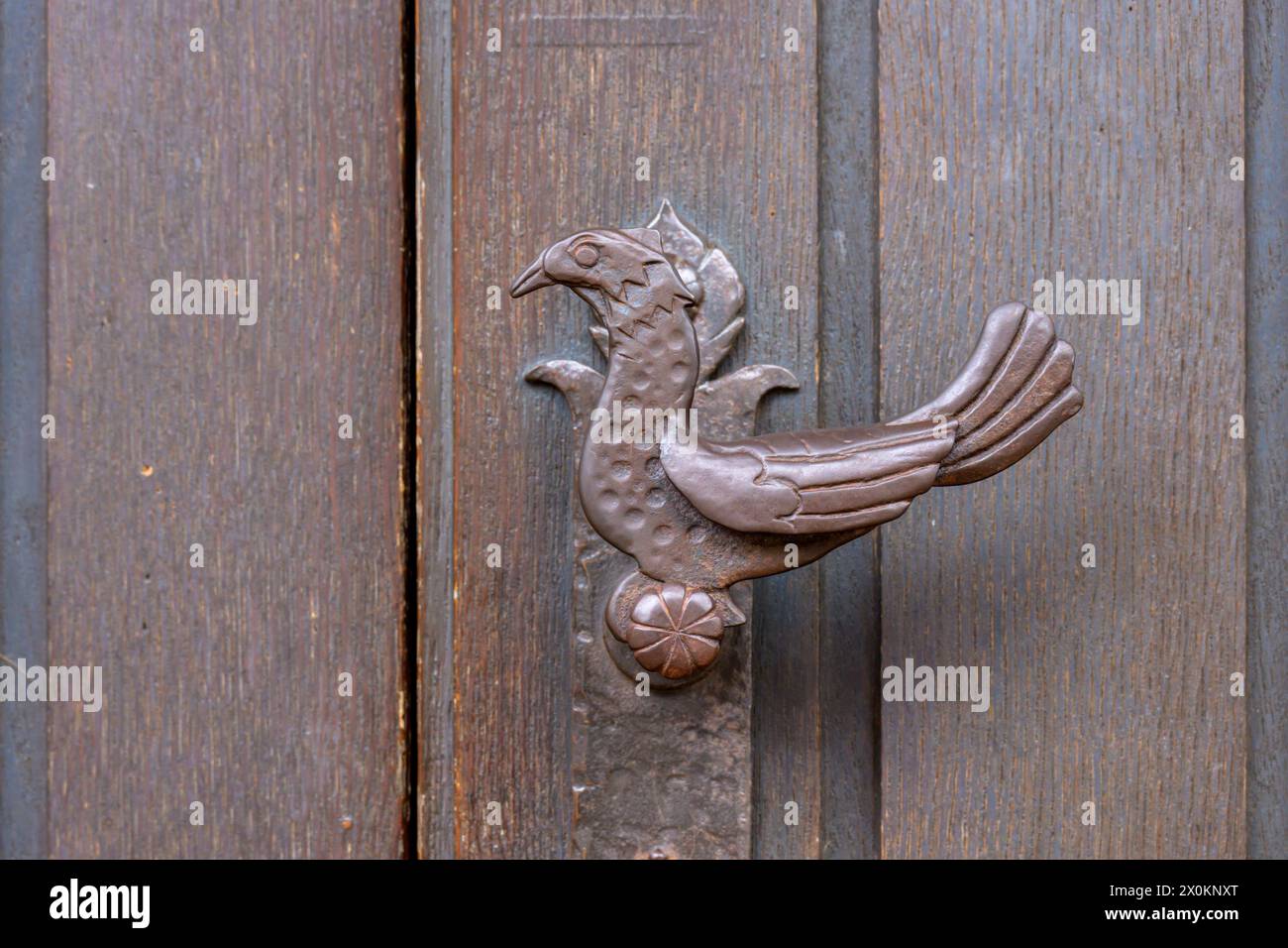 Francia, Alsazia, Wissembourg, maniglia su una vecchia porta di legno. Foto Stock