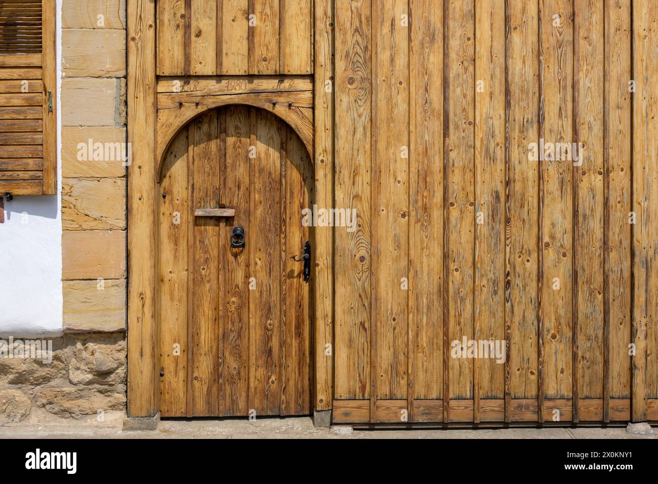 Francia, Alsazia, Wissembourg, vecchio cancello di legno. Foto Stock