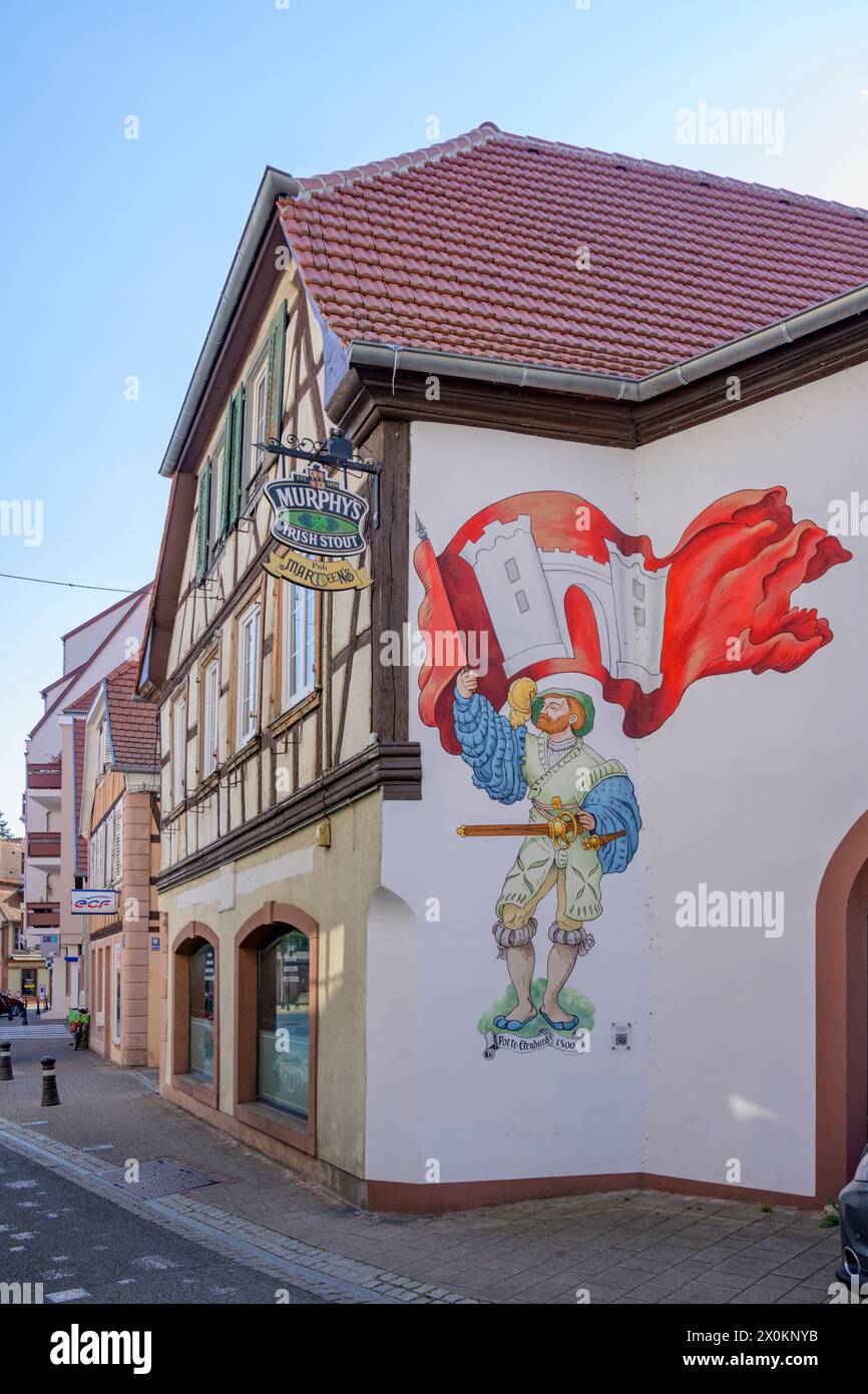 Francia, Alsazia, Wissembourg, Place du Marche aux Choux, Pub Marteen's, Cavaliere con la bandiera di Wissembourg Foto Stock