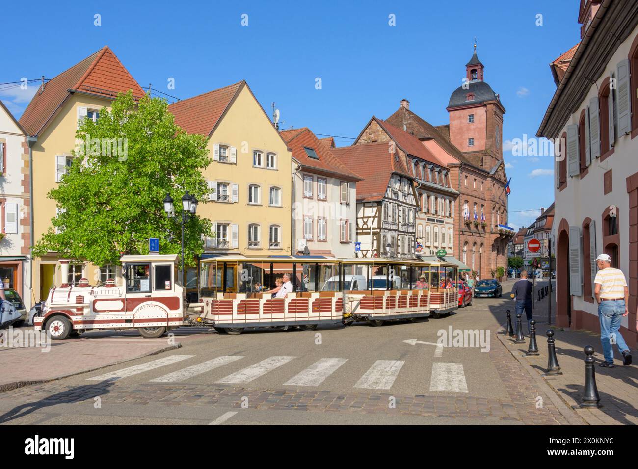 Francia, Alsazia, Wissembourg, visita della città vicino al municipio. Foto Stock