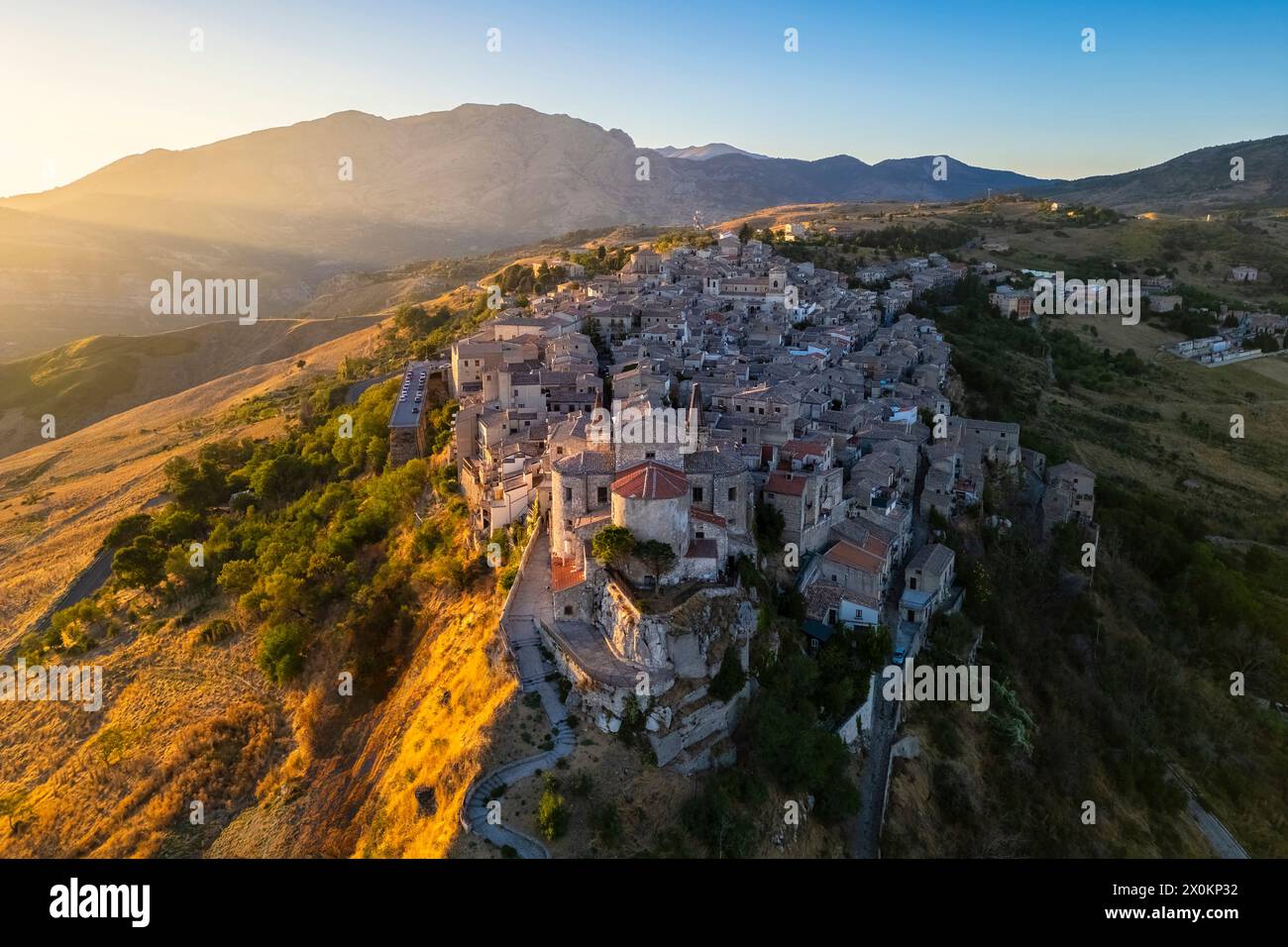 Vista aerea dell'antica città di Petralia Soprana, costruita su una scogliera, al tramonto. Distretto di Palermo, Sicilia, Italia. Foto Stock