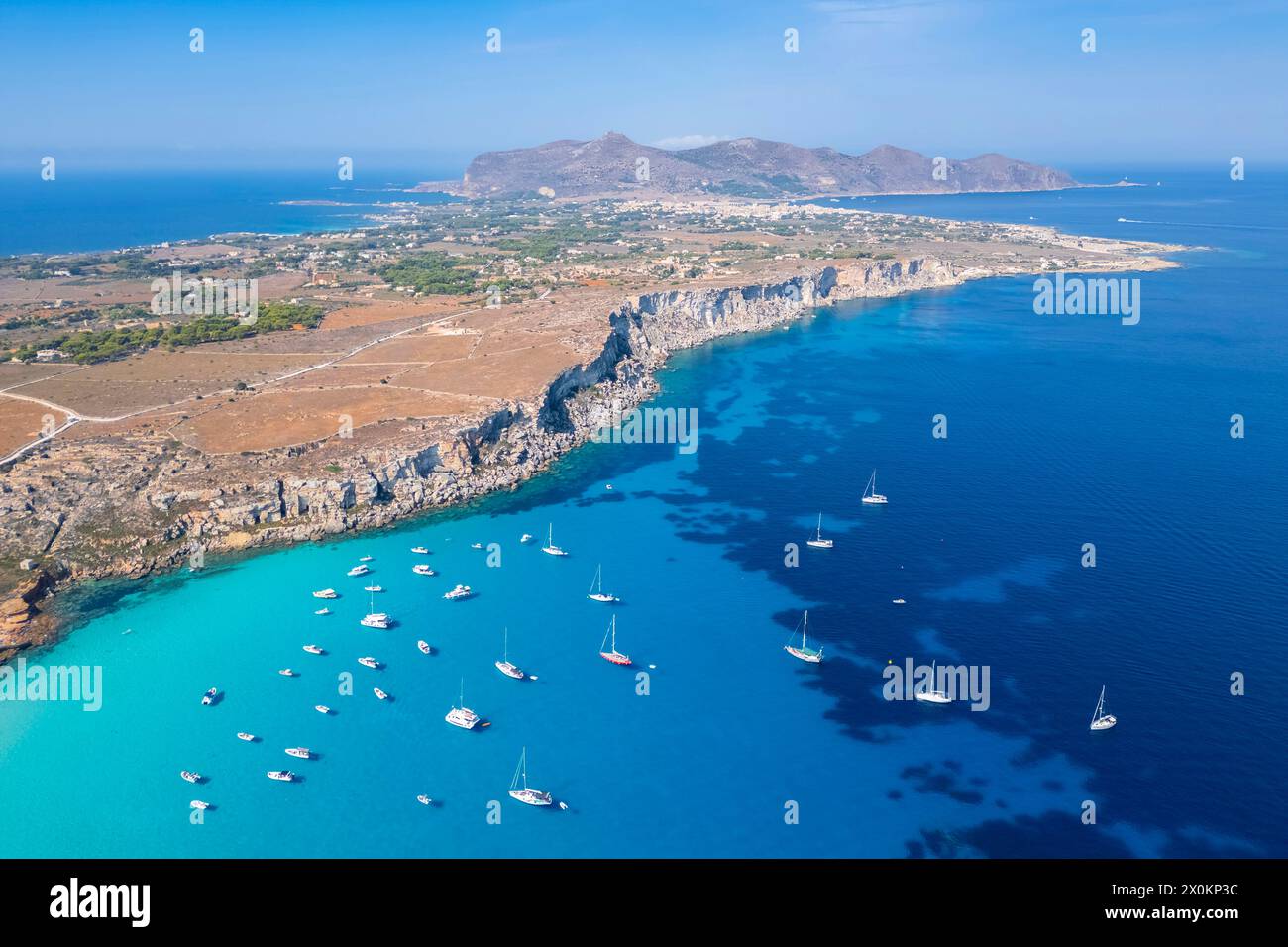 Veduta di Cala Rossa sull'isola di Favignana, Isole Egadi, distretto di Trapani, Sicilia, Italia. Foto Stock