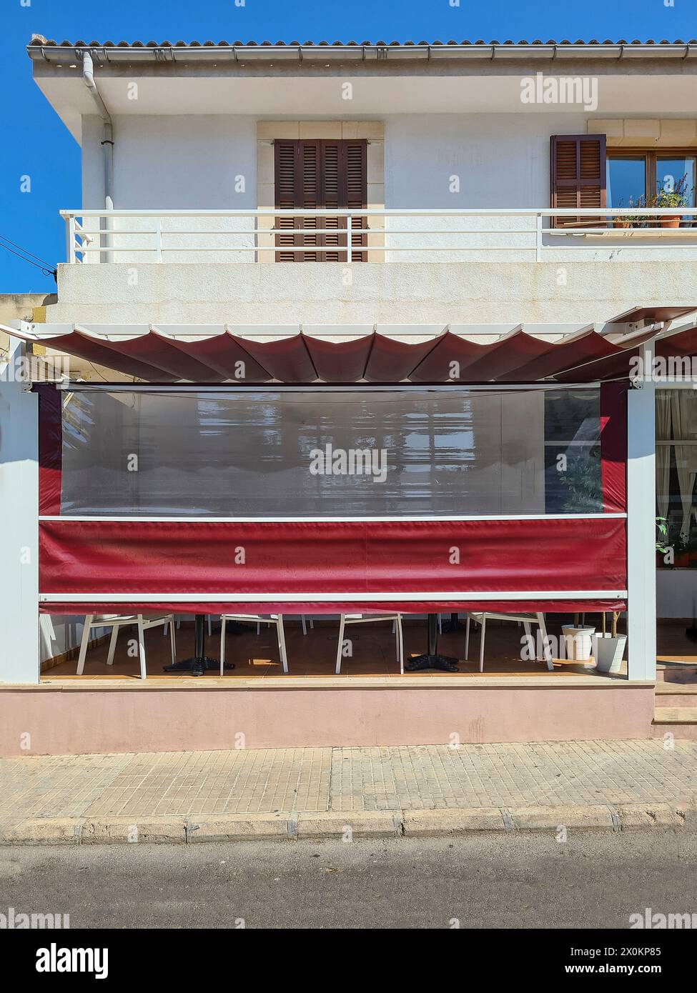 Siesta nel caldo di mezzogiorno, un ristorante ha chiuso e abbassato uno schermo per proteggere l'interno dagli occhi indiscreti e dai raggi del sole, Maiorca, Spagna Foto Stock