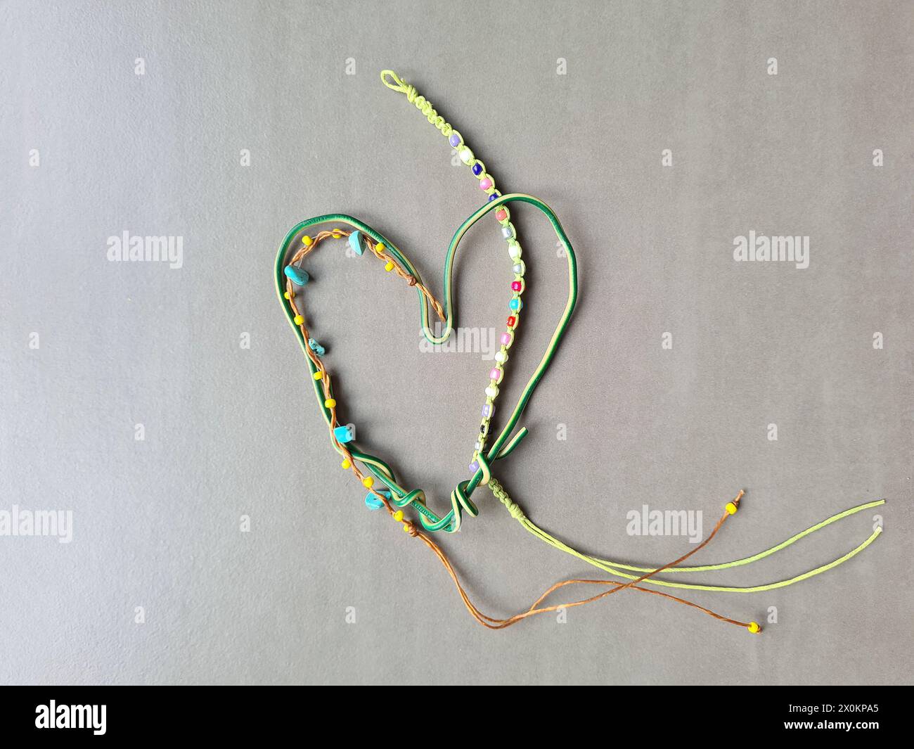 Cuore decorativo fatto in casa realizzato in filo piegato e una piccola serie di perline per creare una forma creativa del cuore Foto Stock