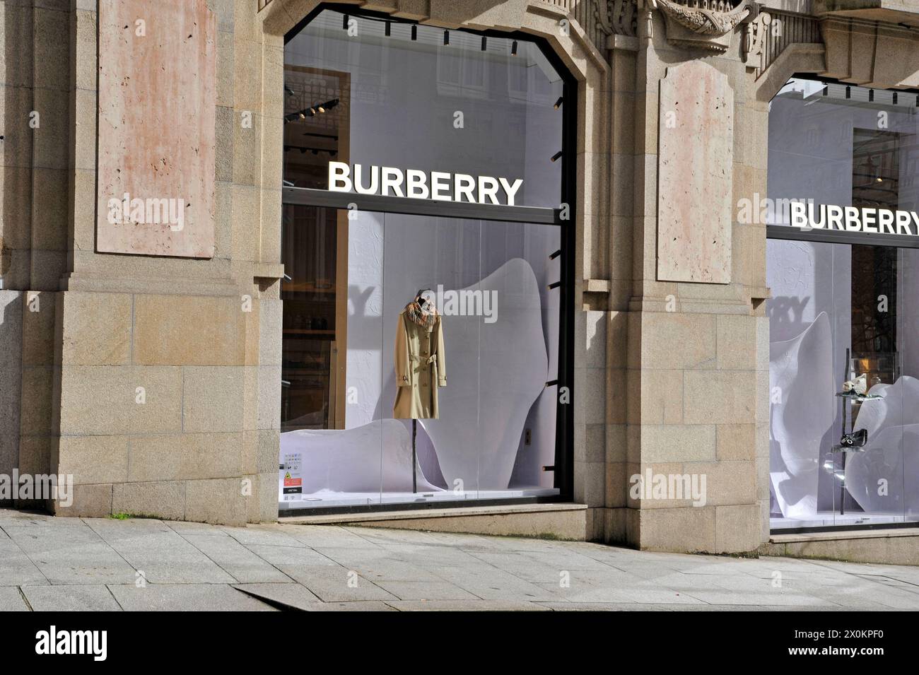 Vetrina del negozio Burberry a Porto, Portogallo, Europa Foto Stock
