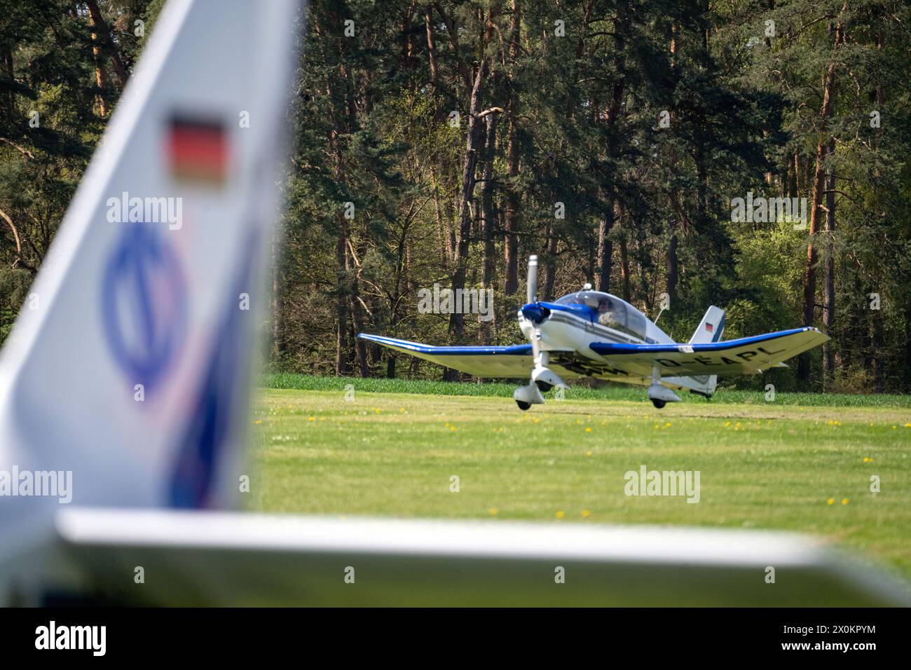 Flugplatz Ansbach Petersdorf, Germania. 12 aprile 2024. Un aereo motorizzato decolla. All'aeroporto di Ansbach-Petersdorf, gli osservatori aerei volontari e i piloti del Bavarian Air Rescue Squadron si addestrano insieme al Centro di controllo integrato su come determinare le rotte di volo e trovare obiettivi prestabiliti. L'osservazione aerea svolge un ruolo sempre più importante nella lotta agli incendi boschivi e nell'individuazione del legname danneggiato. Crediti: Pia Bayer/dpa/Alamy Live News Foto Stock