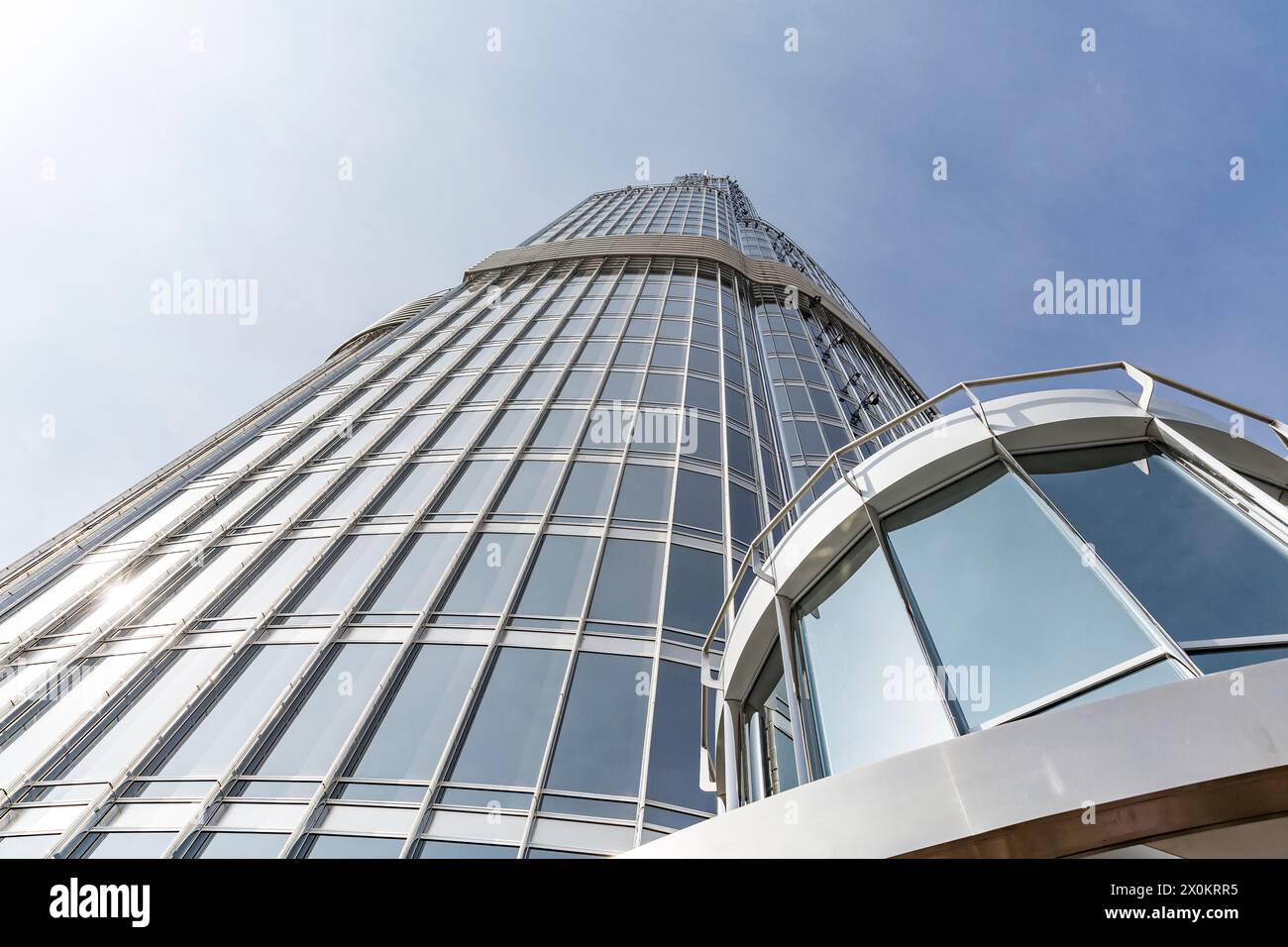 Vista verso l'alto dalla piattaforma per i visitatori alla sommità al 124° piano a 450 m di altezza, Burj Khalifa, l'edificio più alto del mondo, alto 830 m, grattacielo, skyline, Dubai, Emirati Arabi Uniti, Medio Oriente, Asia Foto Stock