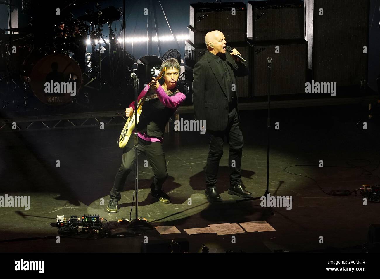 Johnny Marr (a sinistra), con Neil Tennant, si esibisce sul palco dell'Eventim Apollo di Hammersmith, a ovest di Londra, durante il suo Spirit Power Tour. Data foto: Venerdì 12 aprile 2024. Foto Stock