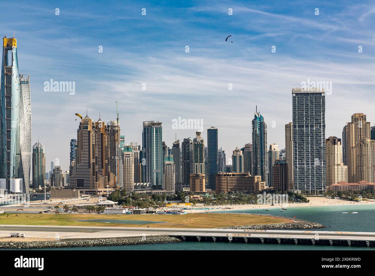 Skydiver sopra Dubai Marina con grattacieli, Dubai Harbour, Palm Jumeirah, Dubai, Emirati Arabi Uniti, medio Oriente, Asia Foto Stock