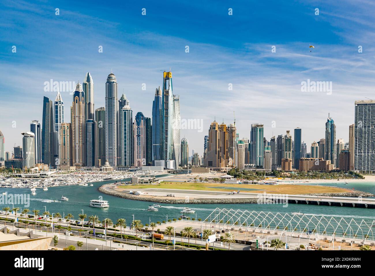 Vista del porto e della Marina di Dubai con grattacieli, Dubai Harbour, Palm Jumeirah, Dubai, Emirati Arabi Uniti, medio Oriente, Asia Foto Stock