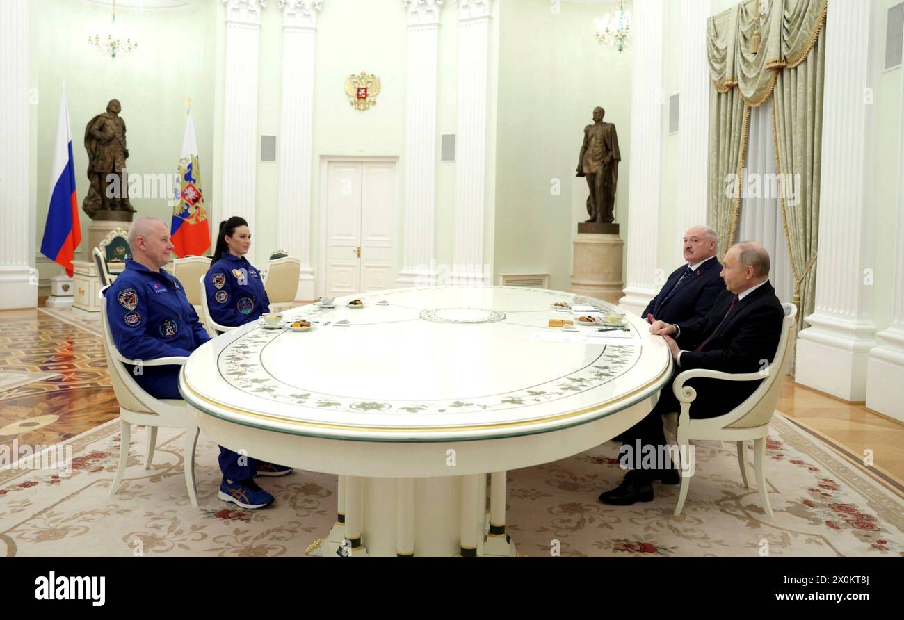 Mosca, Russia. 12 aprile 2024. Il cosmonauta russo Oleg Novitskiy e il membro dell'equipaggio bielorusso Marina Vasilevskaya rispondono alle domande del presidente russo Vladimir Putin e del presidente bielorusso Alexander Lukashenko durante un incontro faccia a faccia con al grande Palazzo del Cremlino, il 12 aprile 2024, a Mosca, in Russia. Crediti: Gavriil Grigorov/piscina del Cremlino/Alamy Live News Foto Stock