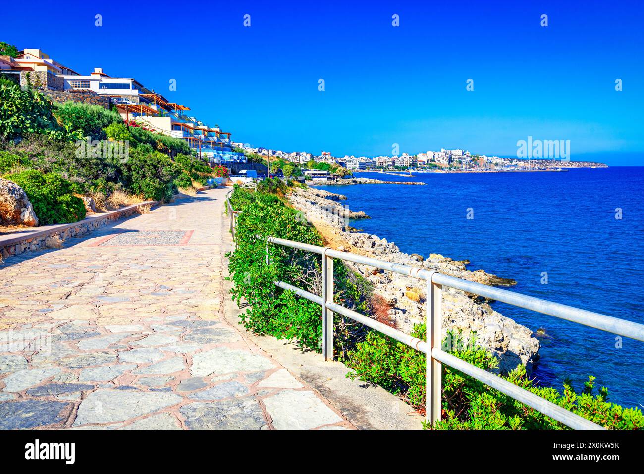 Spiaggia di Almyros, Creta, Grecia: Vista naturale e paesaggistica sulla splendida spiaggia e sul mare in una giornata di sole vicino ad Agios Nikolaos, Europa Foto Stock