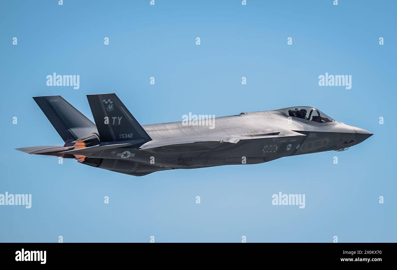 Un F-35A Lightning II della U.S. Air Force assegnato al 95th Fighter Squadron vola sopra Tyndall Air Force base, Florida, il 6 aprile 2024. L'F-35A è l'ultimo velivolo da caccia multiruolo di quinta generazione dell'Air Force che fornisce capacità avanzate nelle operazioni aria-aria e aria-terra. (Foto U.S. Air Force di Airman 1st Class Zeeshan Naeem) Foto Stock