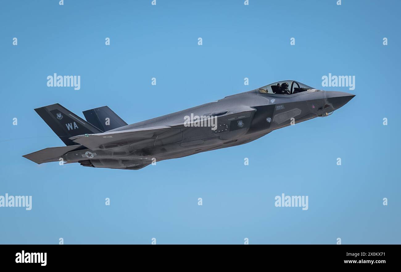 Un F-35A Lightning II della U.S. Air Force, assegnato al 95th Fighter Squadron, vola sopra Tyndall Air Force base, Florida, il 6 aprile 2024. L'F-35A è l'ultimo velivolo da caccia multiruolo di quinta generazione dell'Air Force che fornisce capacità avanzate nelle operazioni aria-aria e aria-terra. (Foto U.S. Air Force di Airman 1st Class Zeeshan Naeem) Foto Stock