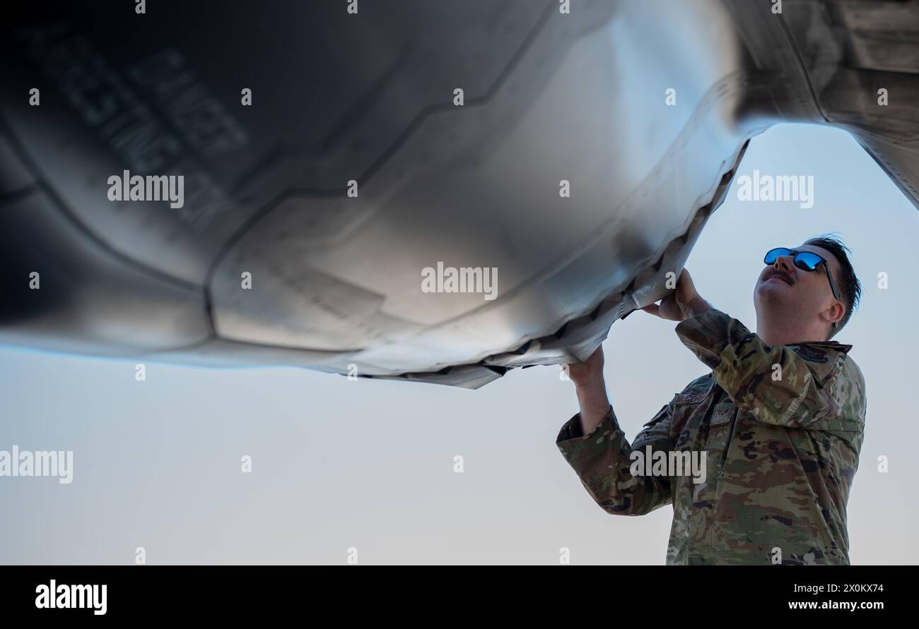 Il Senior Airman Colten McCormick, assistente capo dell'equipaggio del 44th Maintenance Squadron, esegue controlli pre-volo su un F-35A Lightning II presso la Tyndall Air Force base, Florida, 6 aprile 2024. Il 44th MXS, un'unità di riserva assegnata al 44th Fighter Group, ha partecipato alla loro prima missione di volo Tyndall e Gulf Coast Complex dopo l'uragano Michael. (Foto U.S. Air Force di Airman 1st Class Zeeshan Naeem) Foto Stock