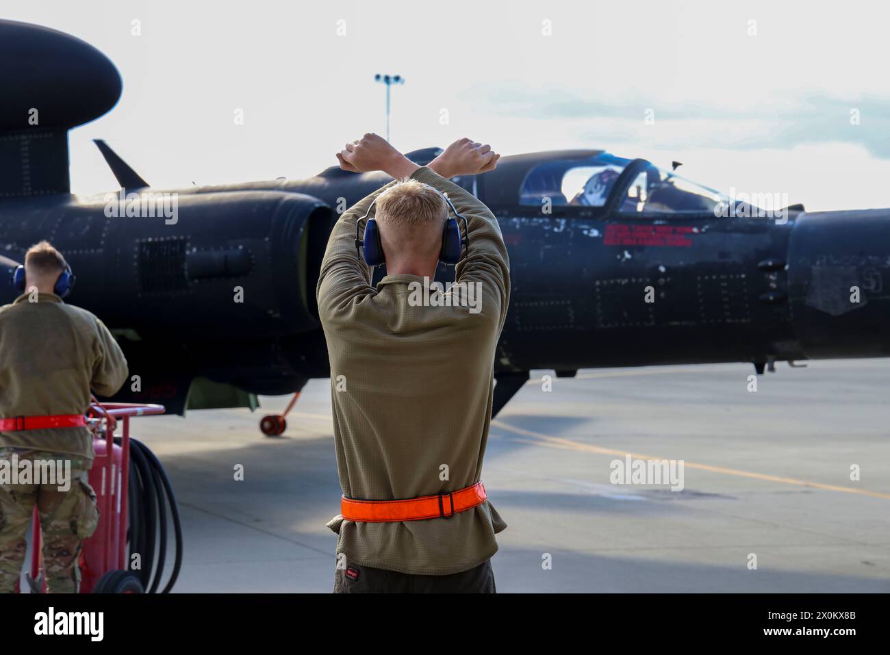 Paul Hansen, 9th Aircraft Maintenance Squadron Crew Chief della U.S. Air Force Airman 1st Class, inaugura l'U-2S Dragon Lady TAIL numero 1085 della U.S. Air Force al suo hangar dopo il suo ultimo volo, il 5 aprile 2024, presso la Beale Air Force base, California. L'aeromobile 1085 ha completato un totale di 17.882,3 ore di volo prima di ritirarsi. (Foto U.S. Air Force di Airman 1st Class Colin Smith) Foto Stock