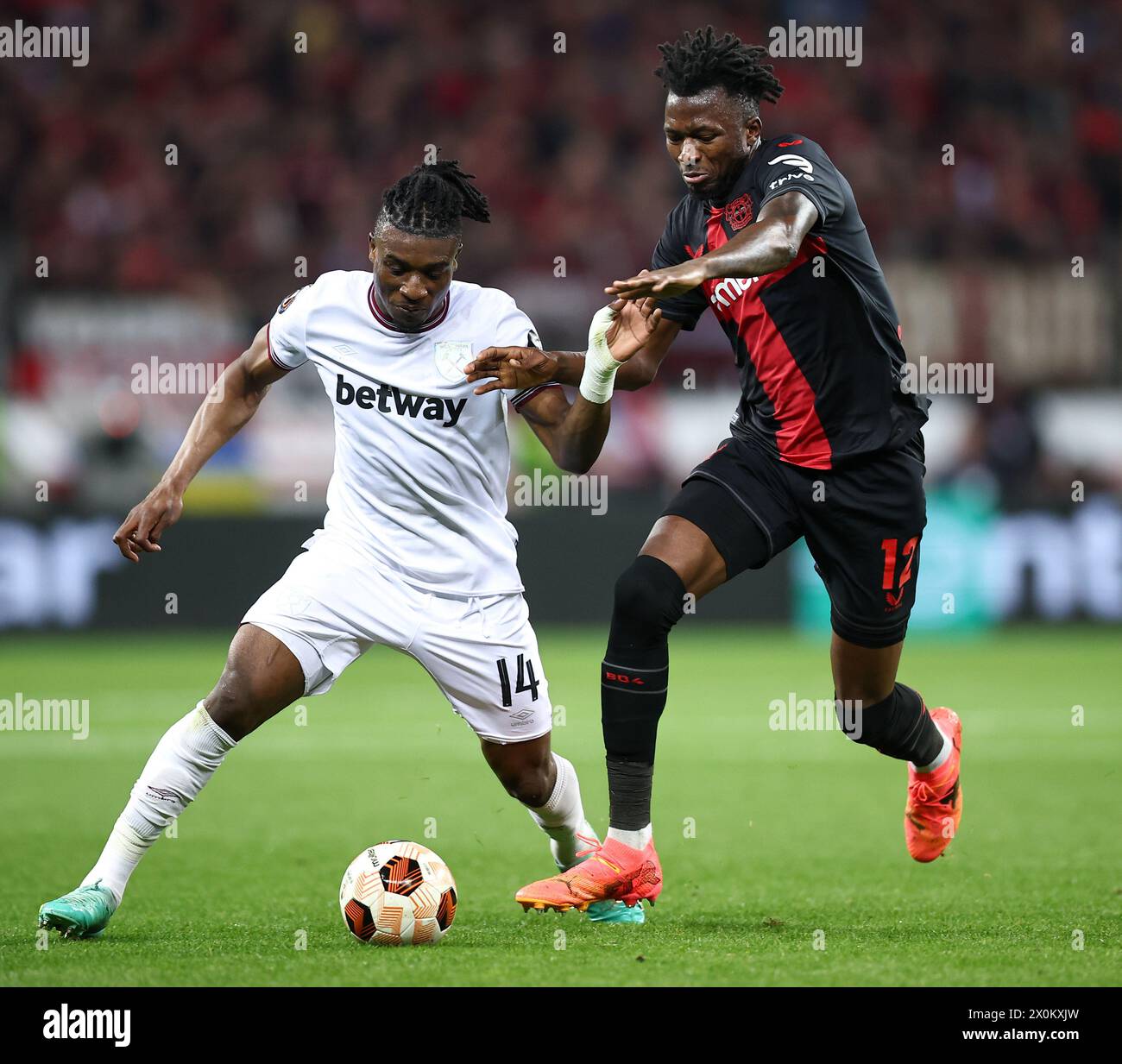 Leverkusen, Germania. 11 aprile 2024. Mohammed Kudus del West Ham United e Edmond Tapsoba del Bayer Leverkusen durante la partita di andata andata dei quarti di finale di UEFA Europa League tra Bayer Leverkusen e West Ham United alla BayArena l'11 aprile 2024 a Leverkusen, Germania. (Foto di Daniel Chesterton/phcimages.com) credito: PHC Images Ltd/Alamy Live News Foto Stock