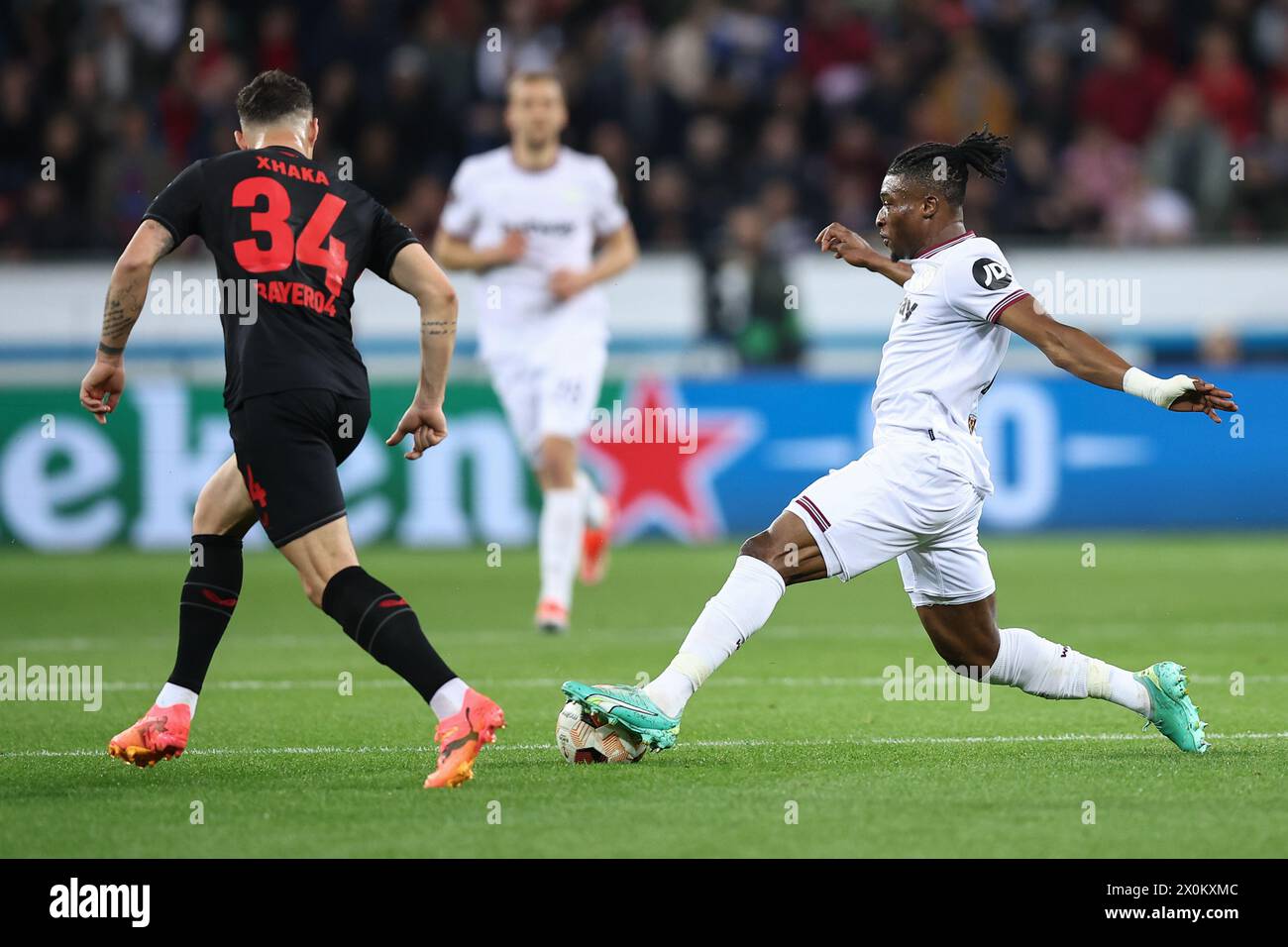 Leverkusen, Germania. 11 aprile 2024. Mohammed Kudus del West Ham United durante la partita di andata andata dei quarti di finale di UEFA Europa League tra Bayer Leverkusen e West Ham United alla BayArena l'11 aprile 2024 a Leverkusen, Germania. (Foto di Daniel Chesterton/phcimages.com) credito: PHC Images Ltd/Alamy Live News Foto Stock