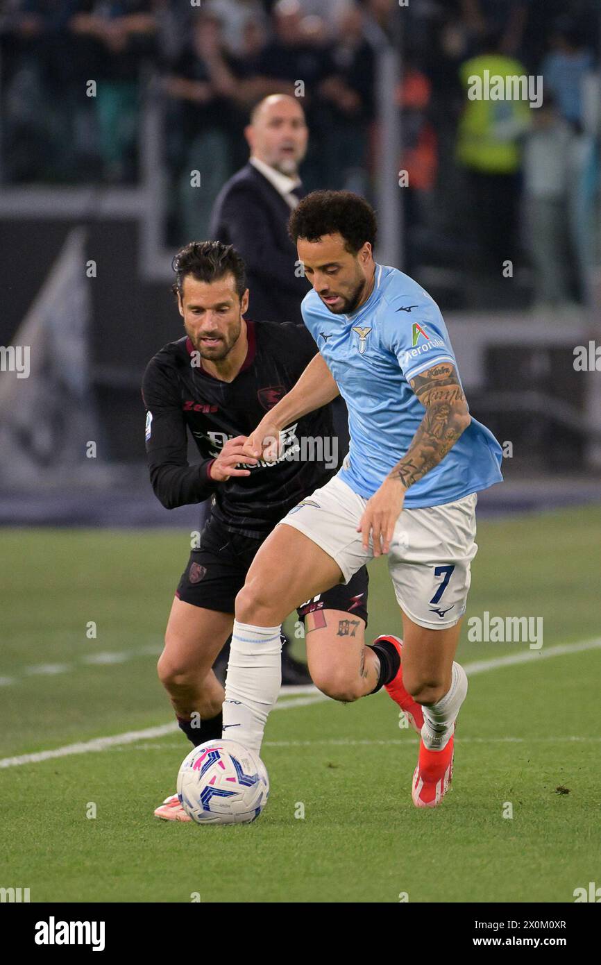 Stadio Olimpico, Roma, Italia. 12 aprile 2024. Serie A Football; Lazio contro Salernitana; Antonio Candreva degli US Salernitana e Felipe Anderson dei SS Lazio credito: Action Plus Sports/Alamy Live News Foto Stock