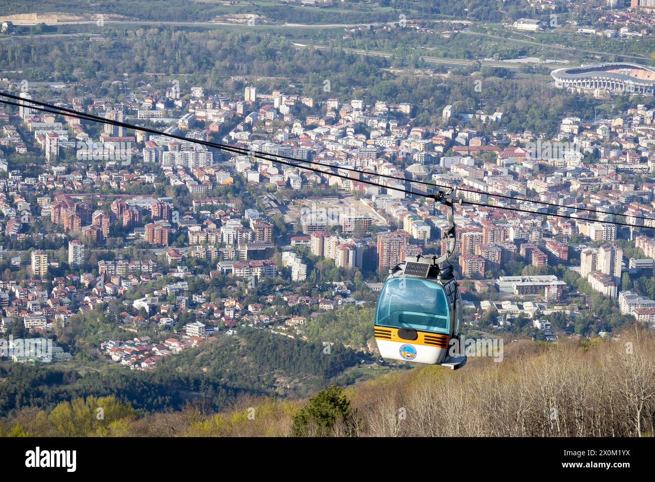 Vista aerea della città europea di Skopje, la gondola che conduce all'attrazione Millennium Cross Foto Stock