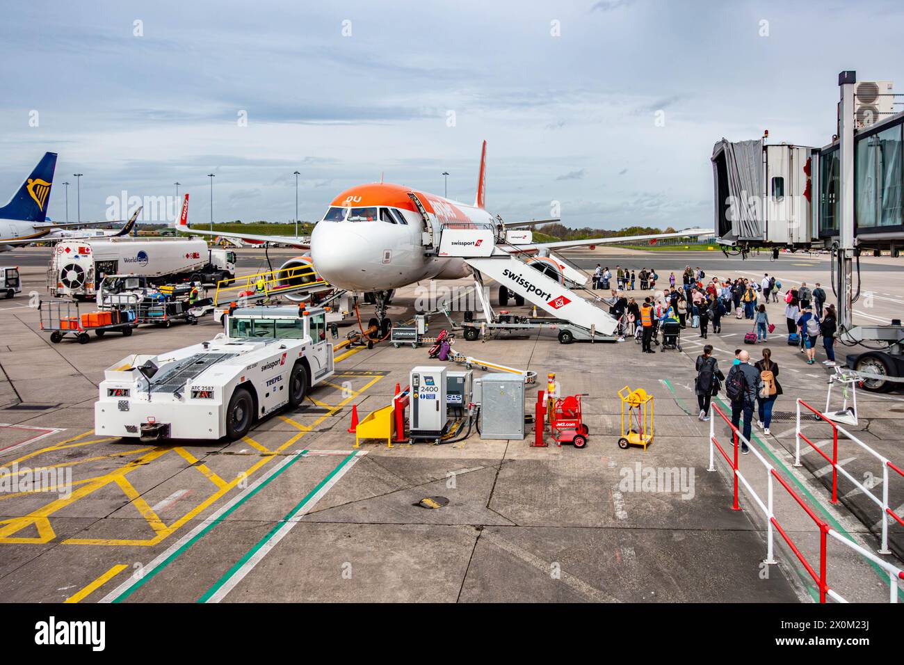 Passeggeri a bordo di un aereo easyJet all'aeroporto internazionale di Birmingham Foto Stock