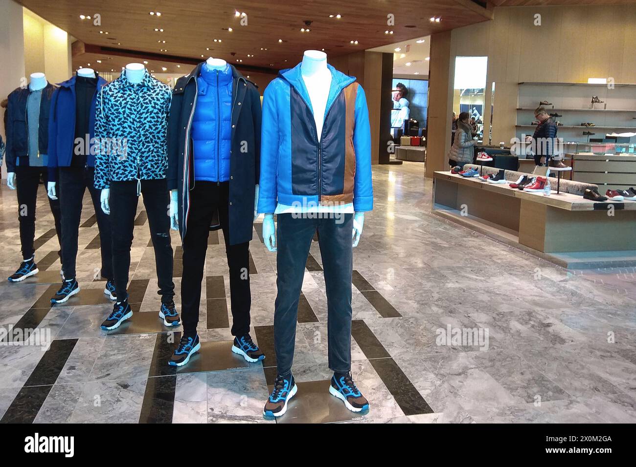 Manichini nei negozi di abbigliamento con la moda primaverile Foto Stock