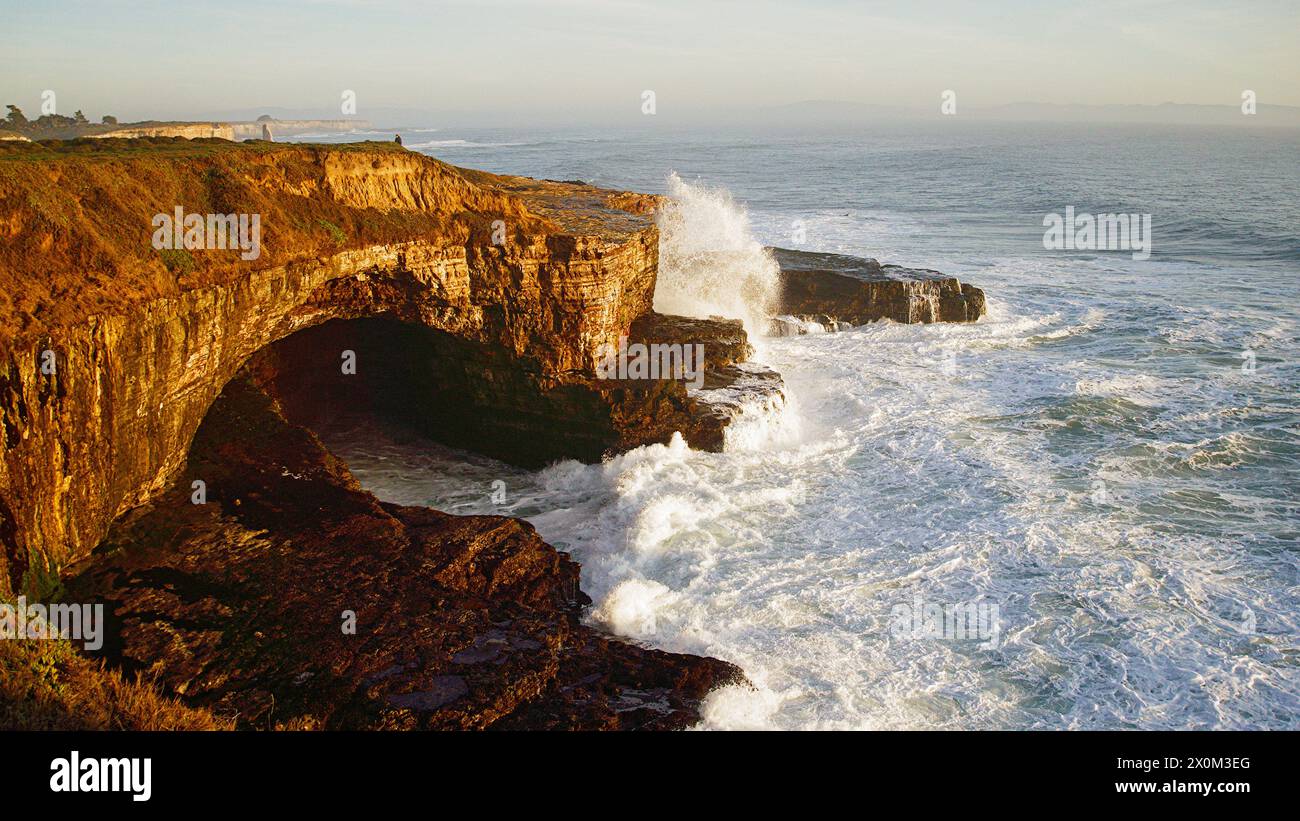 Onde e scogliere costiere nel Wide Ranch State Park. Foto Stock