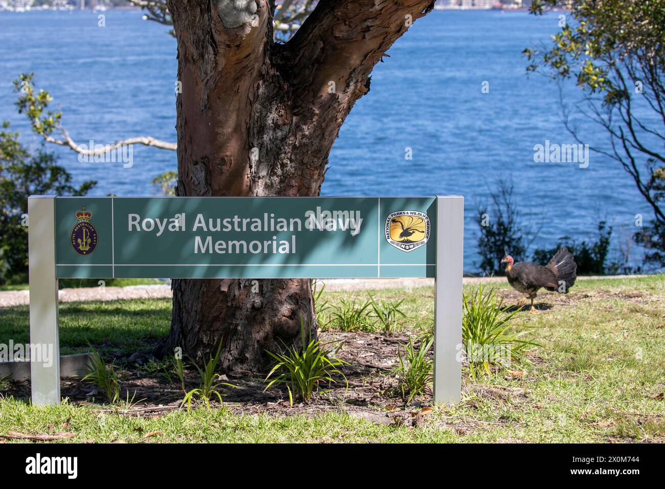 Insegna del Royal Australian Navy Memorial al distretto di Bradleys Head e al forte dove è eretta l'albero dell'HMAS Sydney, porto di Sydney, Australia Foto Stock