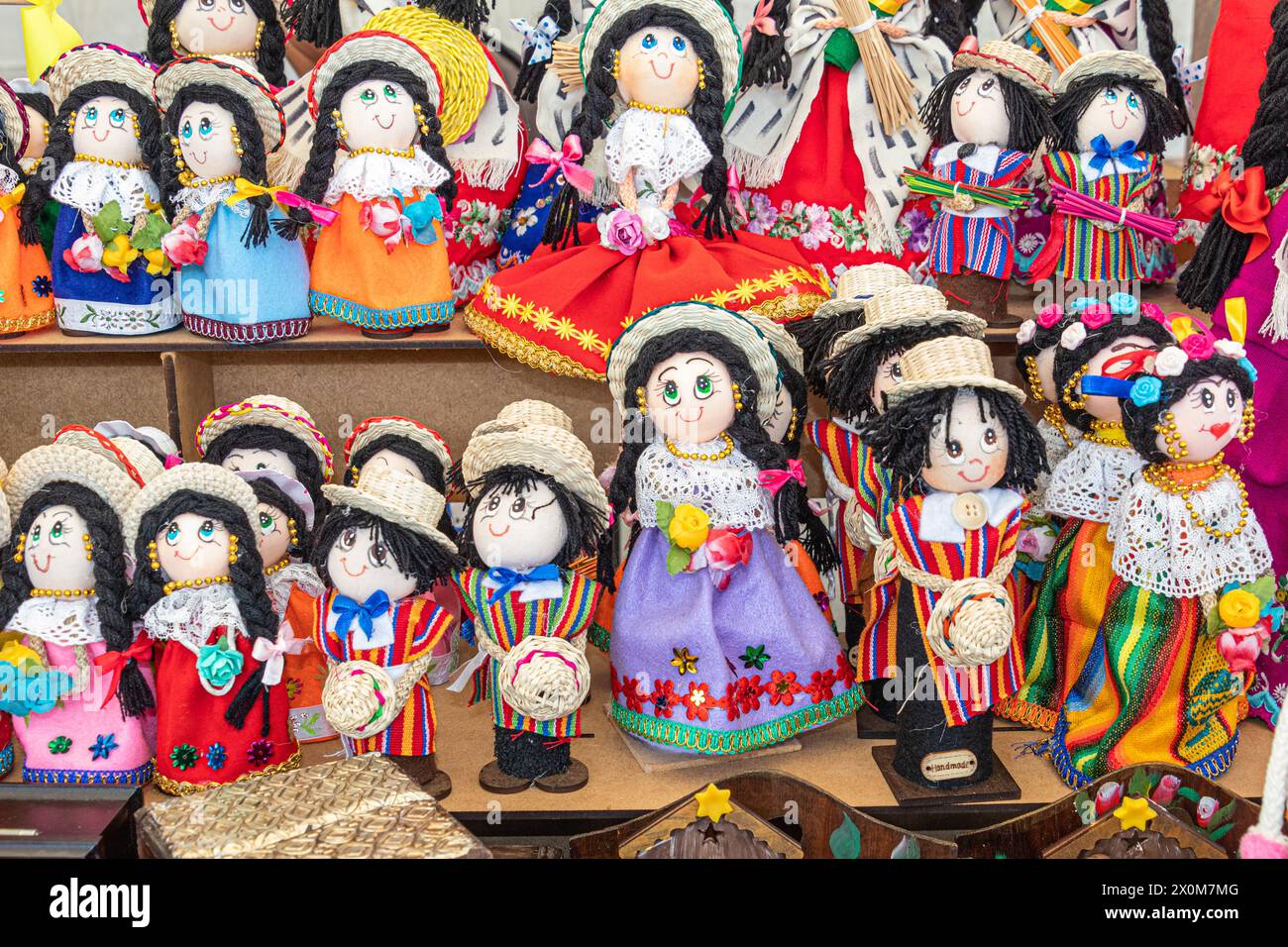 Bambole souvenir fatte a mano con abiti tradizionali ricamati, poncho e cappelli di paglia della città di Cuenca e della provincia di Azuay. Ecuador. Souvenir Foto Stock