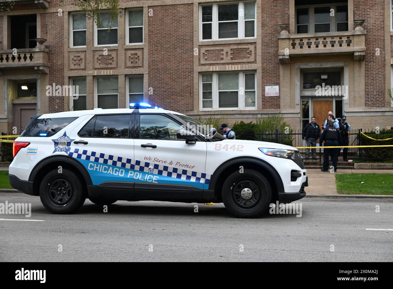 Il veicolo della polizia, gli agenti di polizia di Chicago e la linea di polizia non mettono in sicurezza la scena del crimine, venerdì a Chicago, Illinois, dove un uomo di 46 anni è stato ucciso e ucciso. Un uomo di 46 anni ha sparato e ucciso nel corridoio di un edificio a Chicago, Illinois, Stati Uniti il 12 aprile 2024. Intorno alle 16:48, venerdì, un maschio di 46 anni, è stato trovato inattivo nel corridoio in un edificio situato all'isolato 5600 di S. Michigan Avenue con una ferita d'arma da fuoco al petto. La vittima è stata trasportata all'ospedale dove è stato dichiarato morto. Non ci sono informazioni su nessun possibile sospetto Foto Stock Il veicolo della polizia, gli agenti di polizia di Chicago e la linea di polizia non mettono in sicurezza la scena del crimine, venerdì a Chicago, Illinois, dove un uomo di 46 anni è stato ucciso e ucciso. Un uomo di 46 anni ha sparato e ucciso nel corridoio di un edificio a Chicago, Illinois, Stati Uniti il 12 aprile 2024. Intorno alle 16:48, venerdì, un maschio di 46 anni, è stato trovato inattivo nel corridoio in un edificio situato all'isolato 5600 di S. Michigan Avenue con una ferita d'arma da fuoco al petto. La vittima è stata trasportata all'ospedale dove è stato dichiarato morto. Non ci sono informazioni su nessun possibile sospetto Foto Stock