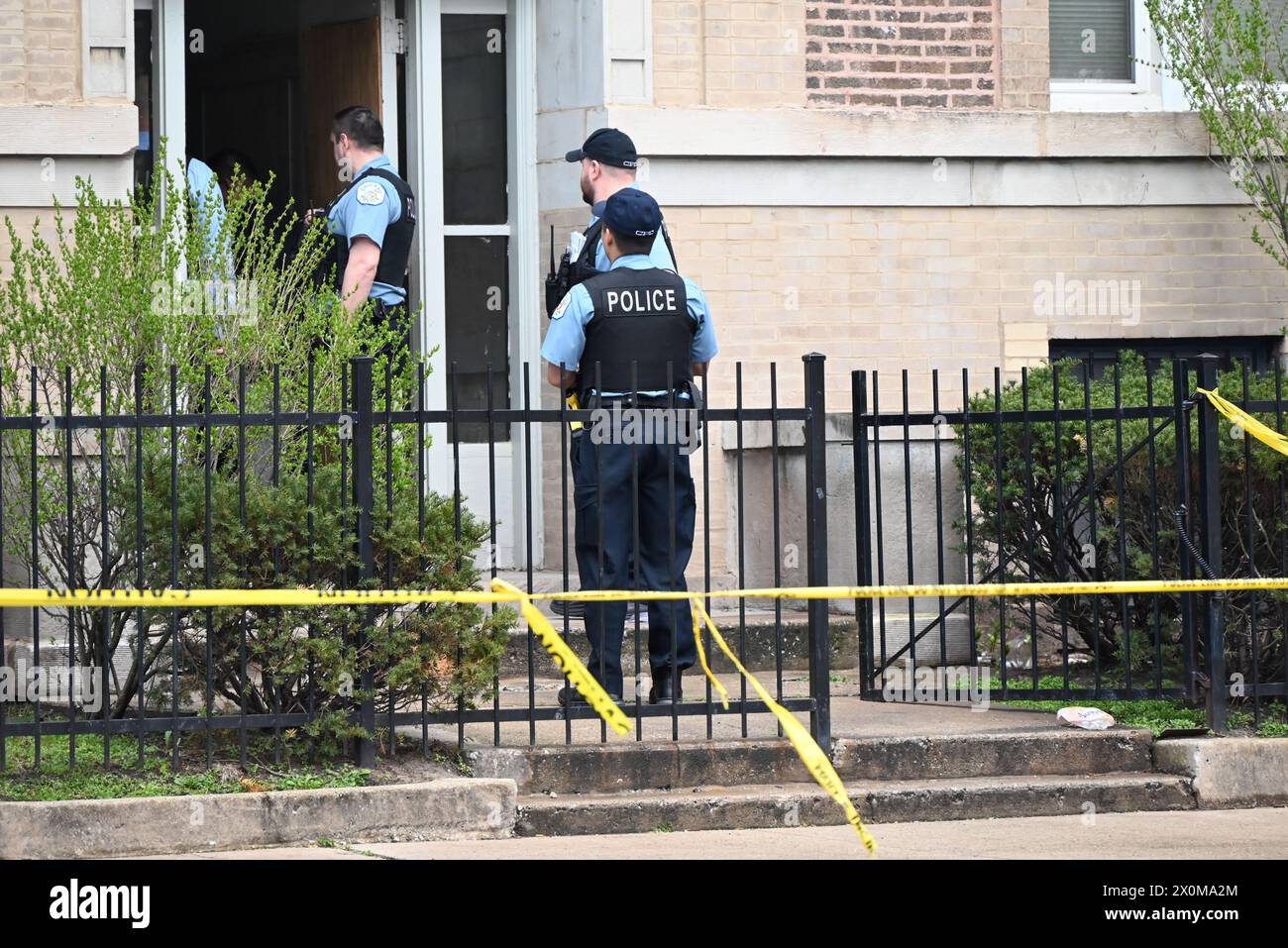 Gli agenti del dipartimento di polizia di Chicago entrano nell'edificio per raccogliere le prove, venerdì dove un uomo di 46 anni è stato ucciso e ucciso. Un uomo di 46 anni ha sparato e ucciso nel corridoio di un edificio a Chicago, Illinois, Stati Uniti il 12 aprile 2024. Intorno alle 16:48, venerdì, un maschio di 46 anni, è stato trovato inattivo nel corridoio in un edificio situato all'isolato 5600 di S. Michigan Avenue con una ferita d'arma da fuoco al petto. La vittima è stata trasportata all'ospedale dove è stato dichiarato morto. Non ci sono informazioni su possibili sospetti. Foto Stock Gli agenti del dipartimento di polizia di Chicago entrano nell'edificio per raccogliere le prove, venerdì dove un uomo di 46 anni è stato ucciso e ucciso. Un uomo di 46 anni ha sparato e ucciso nel corridoio di un edificio a Chicago, Illinois, Stati Uniti il 12 aprile 2024. Intorno alle 16:48, venerdì, un maschio di 46 anni, è stato trovato inattivo nel corridoio in un edificio situato all'isolato 5600 di S. Michigan Avenue con una ferita d'arma da fuoco al petto. La vittima è stata trasportata all'ospedale dove è stato dichiarato morto. Non ci sono informazioni su possibili sospetti. Foto Stock