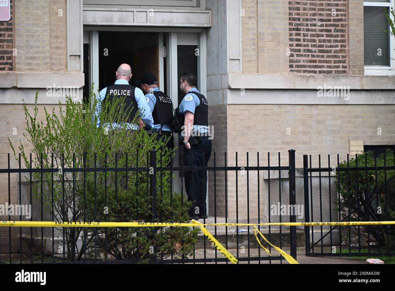 Gli agenti del dipartimento di polizia di Chicago entrano nell'edificio per raccogliere le prove, venerdì dove un uomo di 46 anni è stato ucciso e ucciso. Un uomo di 46 anni ha sparato e ucciso nel corridoio di un edificio a Chicago, Illinois, Stati Uniti il 12 aprile 2024. Intorno alle 16:48, venerdì, un maschio di 46 anni, è stato trovato inattivo nel corridoio in un edificio situato all'isolato 5600 di S. Michigan Avenue con una ferita d'arma da fuoco al petto. La vittima è stata trasportata all'ospedale dove è stato dichiarato morto. Non ci sono informazioni su possibili sospetti. Foto Stock Gli agenti del dipartimento di polizia di Chicago entrano nell'edificio per raccogliere le prove, venerdì dove un uomo di 46 anni è stato ucciso e ucciso. Un uomo di 46 anni ha sparato e ucciso nel corridoio di un edificio a Chicago, Illinois, Stati Uniti il 12 aprile 2024. Intorno alle 16:48, venerdì, un maschio di 46 anni, è stato trovato inattivo nel corridoio in un edificio situato all'isolato 5600 di S. Michigan Avenue con una ferita d'arma da fuoco al petto. La vittima è stata trasportata all'ospedale dove è stato dichiarato morto. Non ci sono informazioni su possibili sospetti. Foto Stock