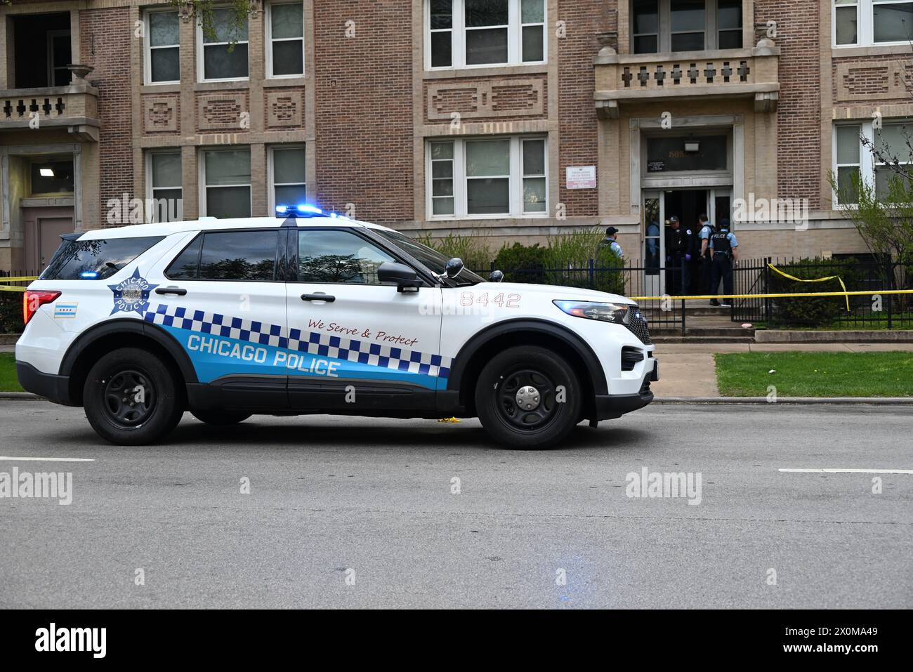 Il veicolo della polizia, gli agenti di polizia di Chicago e la linea di polizia non mettono in sicurezza la scena del crimine, venerdì a Chicago, Illinois, dove un uomo di 46 anni è stato ucciso e ucciso. Un uomo di 46 anni ha sparato e ucciso nel corridoio di un edificio a Chicago, Illinois, Stati Uniti il 12 aprile 2024. Intorno alle 16:48, venerdì, un maschio di 46 anni, è stato trovato inattivo nel corridoio in un edificio situato all'isolato 5600 di S. Michigan Avenue con una ferita d'arma da fuoco al petto. La vittima è stata trasportata all'ospedale dove è stato dichiarato morto. Non ci sono informazioni su nessun possibile sospetto Foto Stock Il veicolo della polizia, gli agenti di polizia di Chicago e la linea di polizia non mettono in sicurezza la scena del crimine, venerdì a Chicago, Illinois, dove un uomo di 46 anni è stato ucciso e ucciso. Un uomo di 46 anni ha sparato e ucciso nel corridoio di un edificio a Chicago, Illinois, Stati Uniti il 12 aprile 2024. Intorno alle 16:48, venerdì, un maschio di 46 anni, è stato trovato inattivo nel corridoio in un edificio situato all'isolato 5600 di S. Michigan Avenue con una ferita d'arma da fuoco al petto. La vittima è stata trasportata all'ospedale dove è stato dichiarato morto. Non ci sono informazioni su nessun possibile sospetto Foto Stock