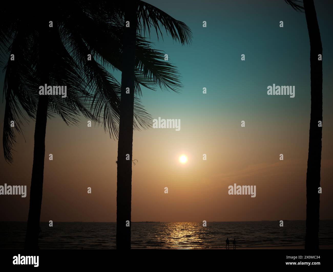 BANGSAEN,THAILAND 2024 , Bangsaen Beach Sunset i turisti vengono a rilassarsi. La spiaggia di Bangsaen, provincia di Chonburi, Thailandia Foto Stock