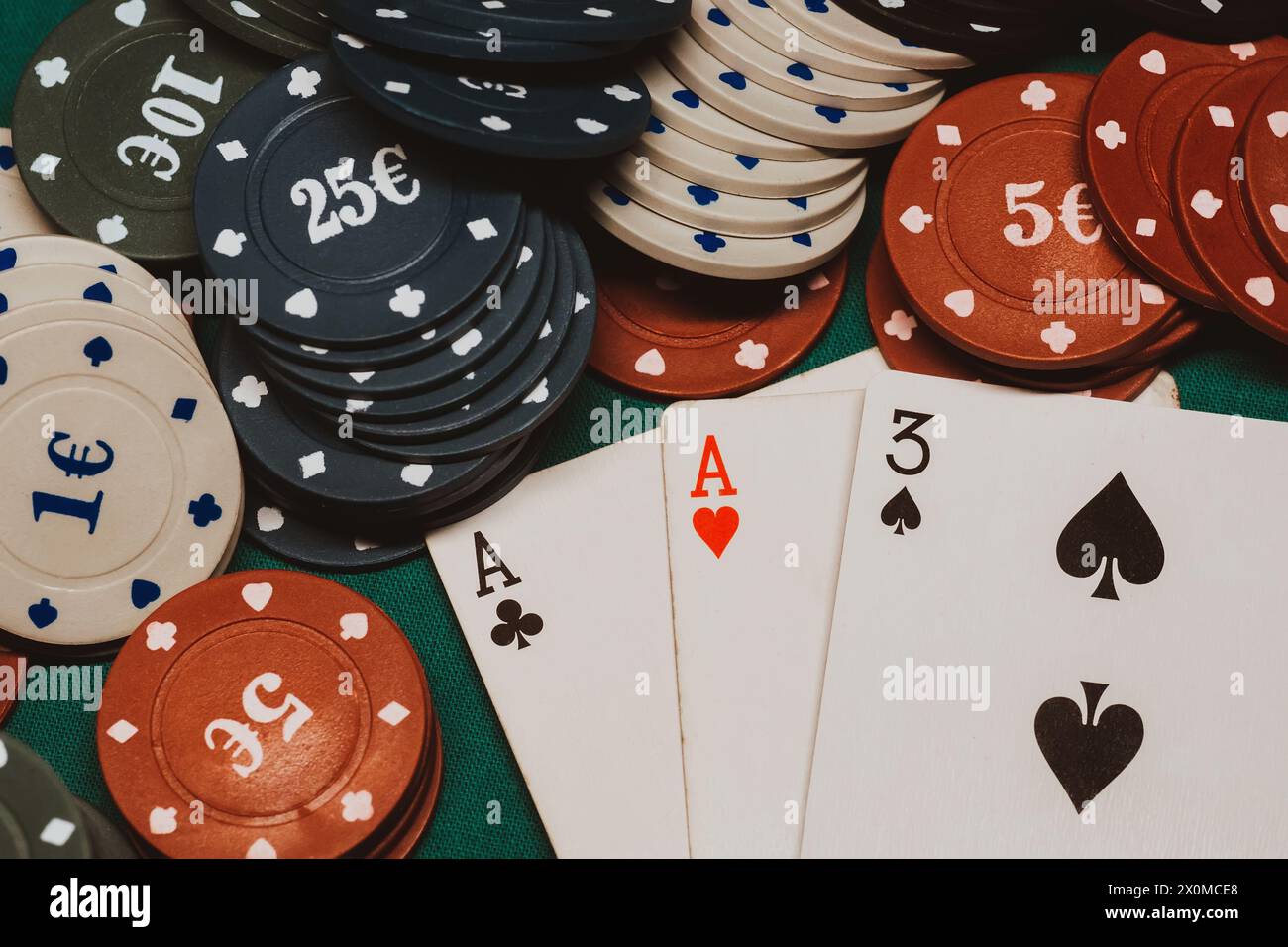 carte con un paio di assi nel poker sul tavolo con chip di gioco nel primo piano del casinò Foto Stock