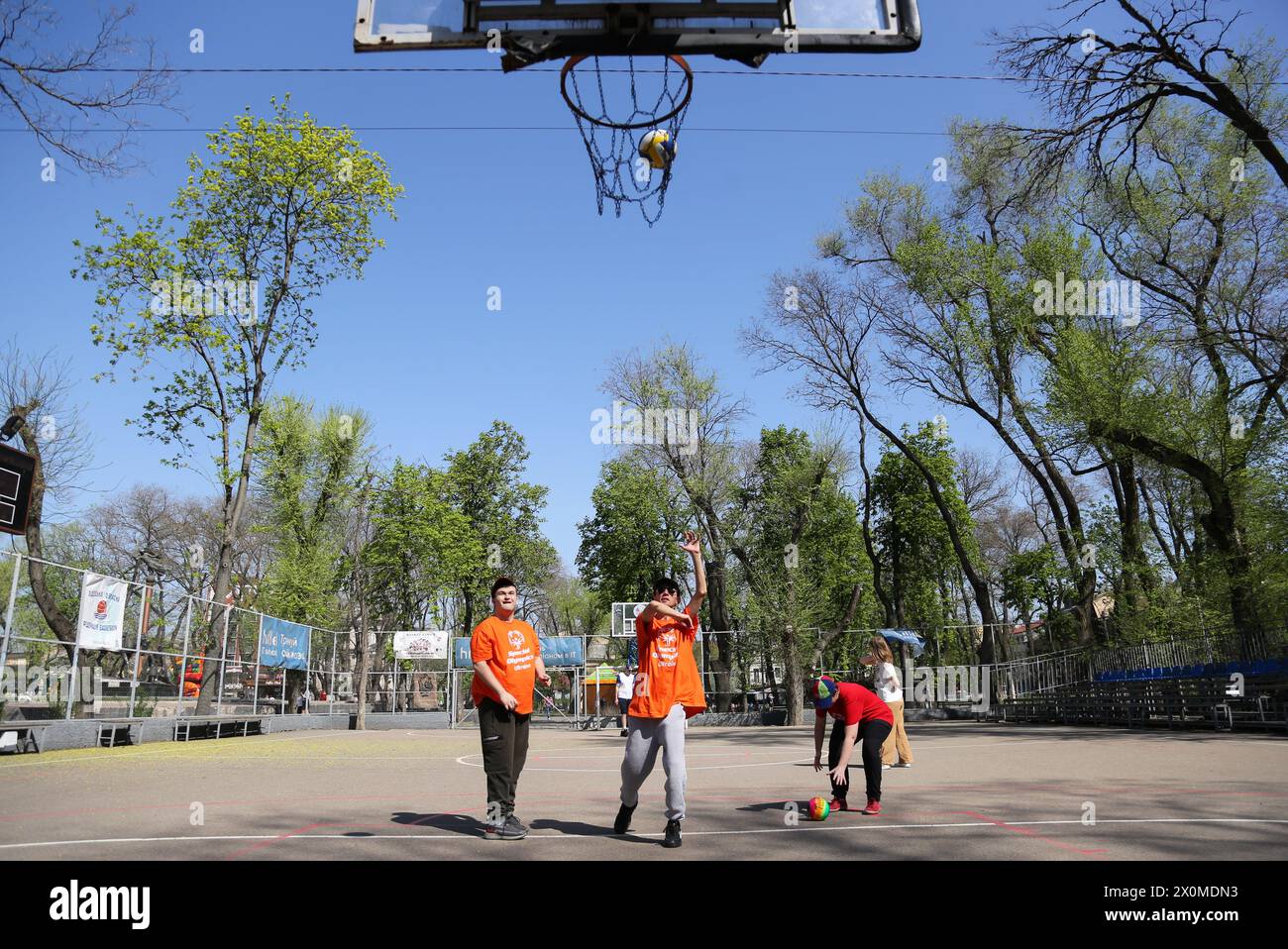 I giovani con esigenze speciali giocano a basket a Starobazarny Square. Nonostante la guerra in corso con la Federazione russa, la GO 'Foundation for Special Youth of Ukraine' continua ad affrontare i problemi delle persone che hanno bisogno di cure speciali. Per prepararsi alla partecipazione alle Olimpiadi speciali sono organizzati un teatro comprensivo, una lettura con cani e attività sportive. Special Olympics è un'organizzazione internazionale che si occupa di organizzare eventi sportivi per persone con disabilità mentali. Il principale organizzatore dei Giochi Olimpici speciali, che si svolgono una volta ogni 4 anni. Foto Stock