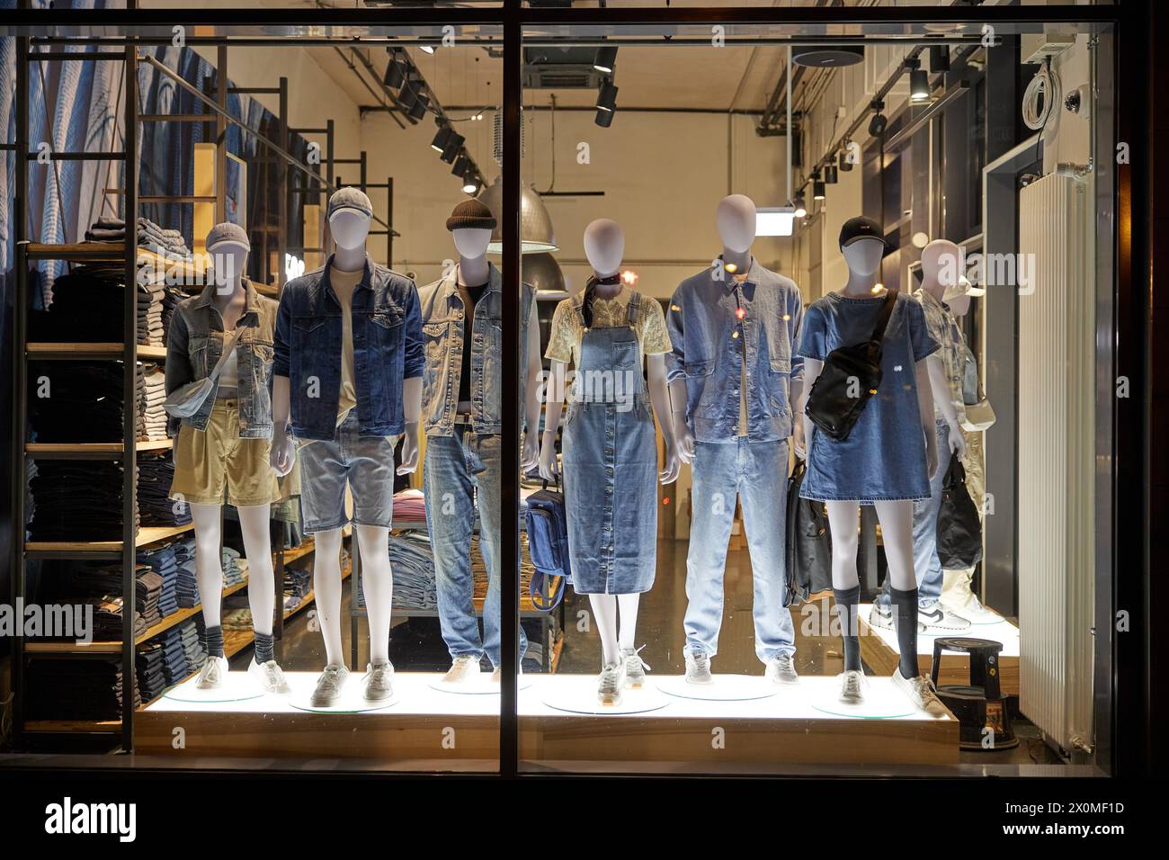 Berlino, Germania. 13 aprile 2024. Vista mattutina della vetrina di un negozio Levi's. Credito: Joerg Carstensen/dpa/Alamy Live News Foto Stock