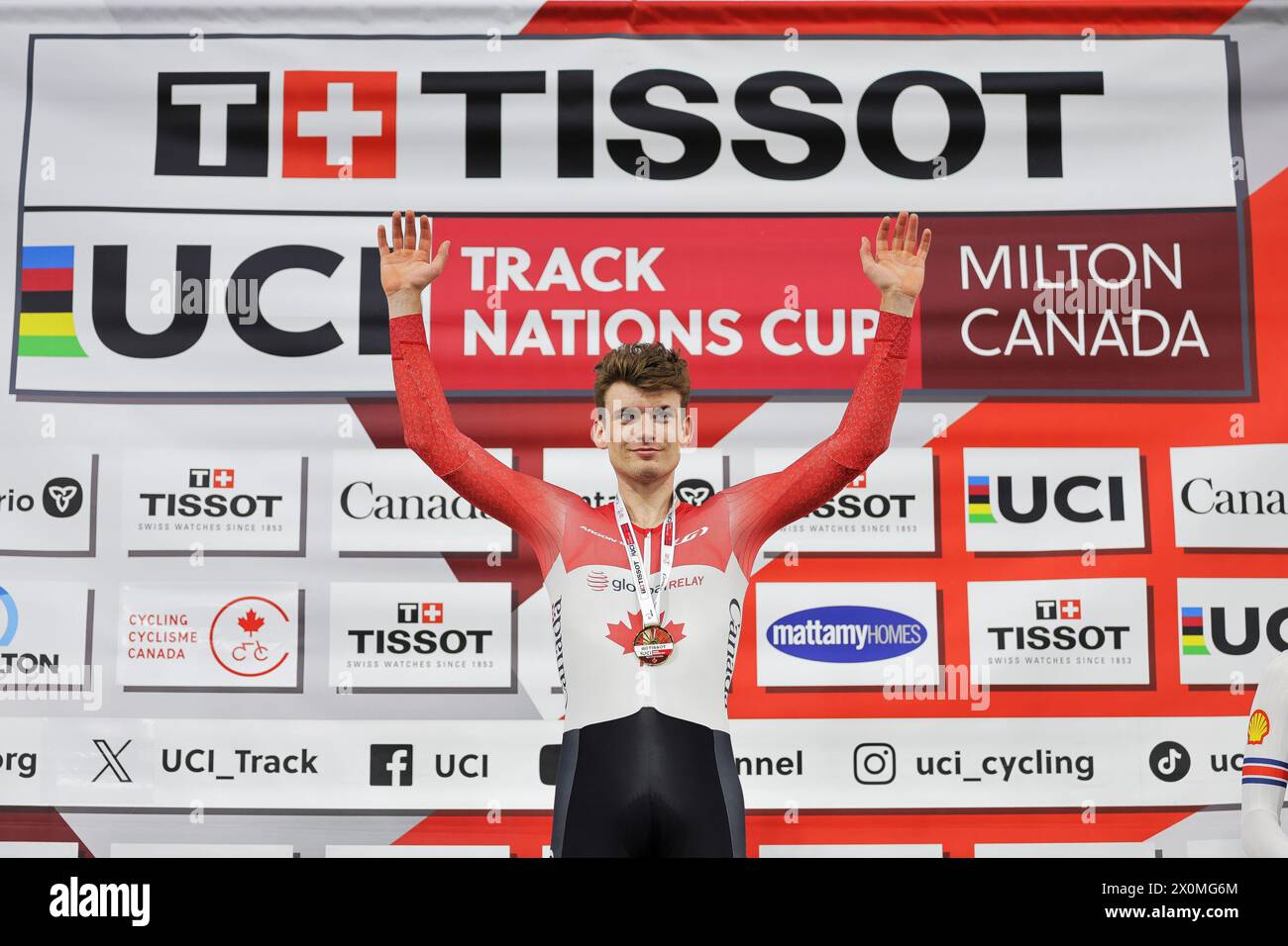 Foto di Alex Whitehead/SWpix.com - 12/04/2024 - Ciclismo - Tissot UCI Track Nations Cup - terzo round: Milton - Mattamy National Cycling Centre, Milton, Ontario, Canada - Podio per la gara di eliminazione maschile - Oro per Dylan Bibic of Canada crediti: SWpix/Alamy Live News Foto Stock